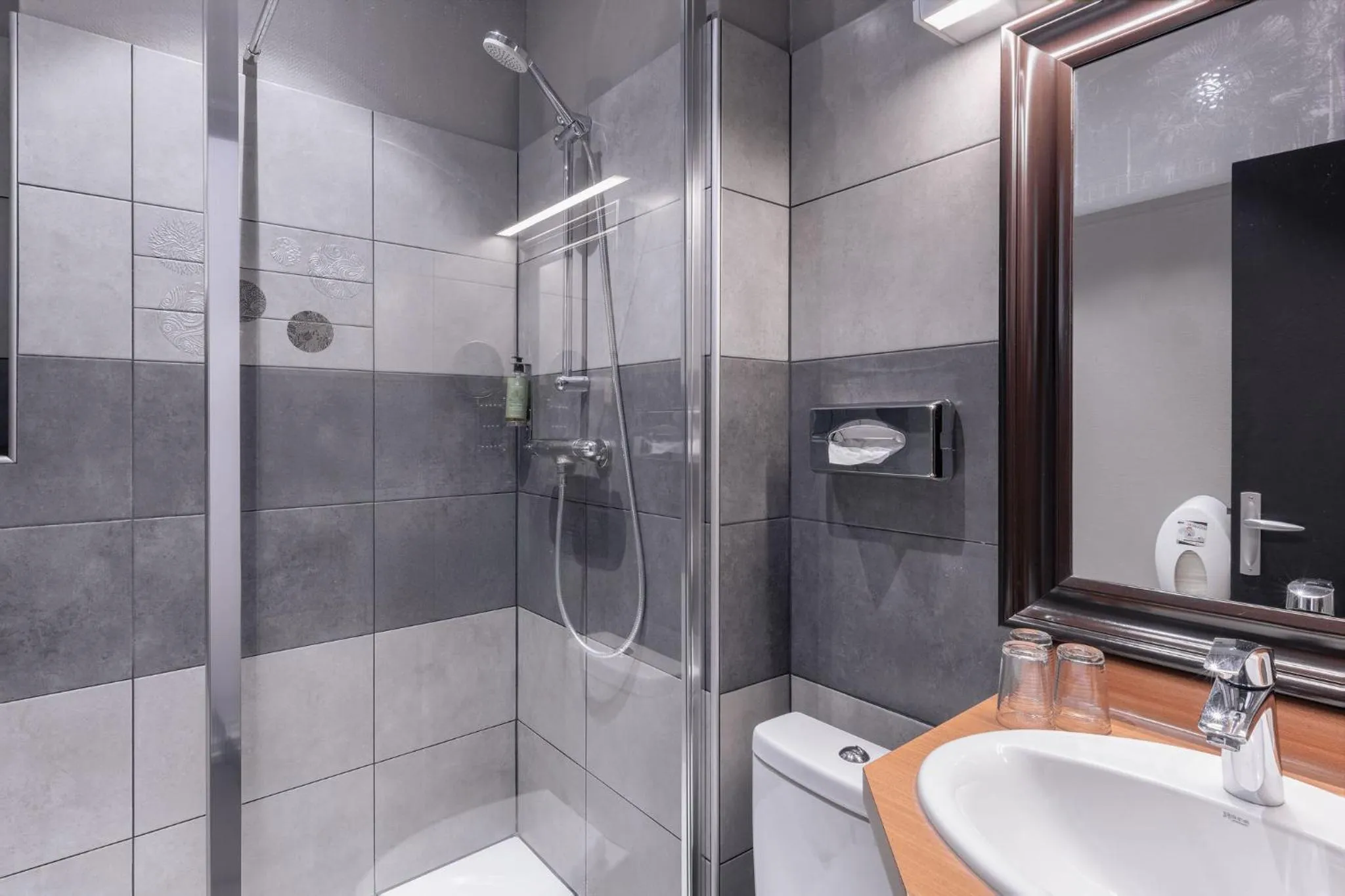 Shower in Hotel Des Lices, Rennes Centre