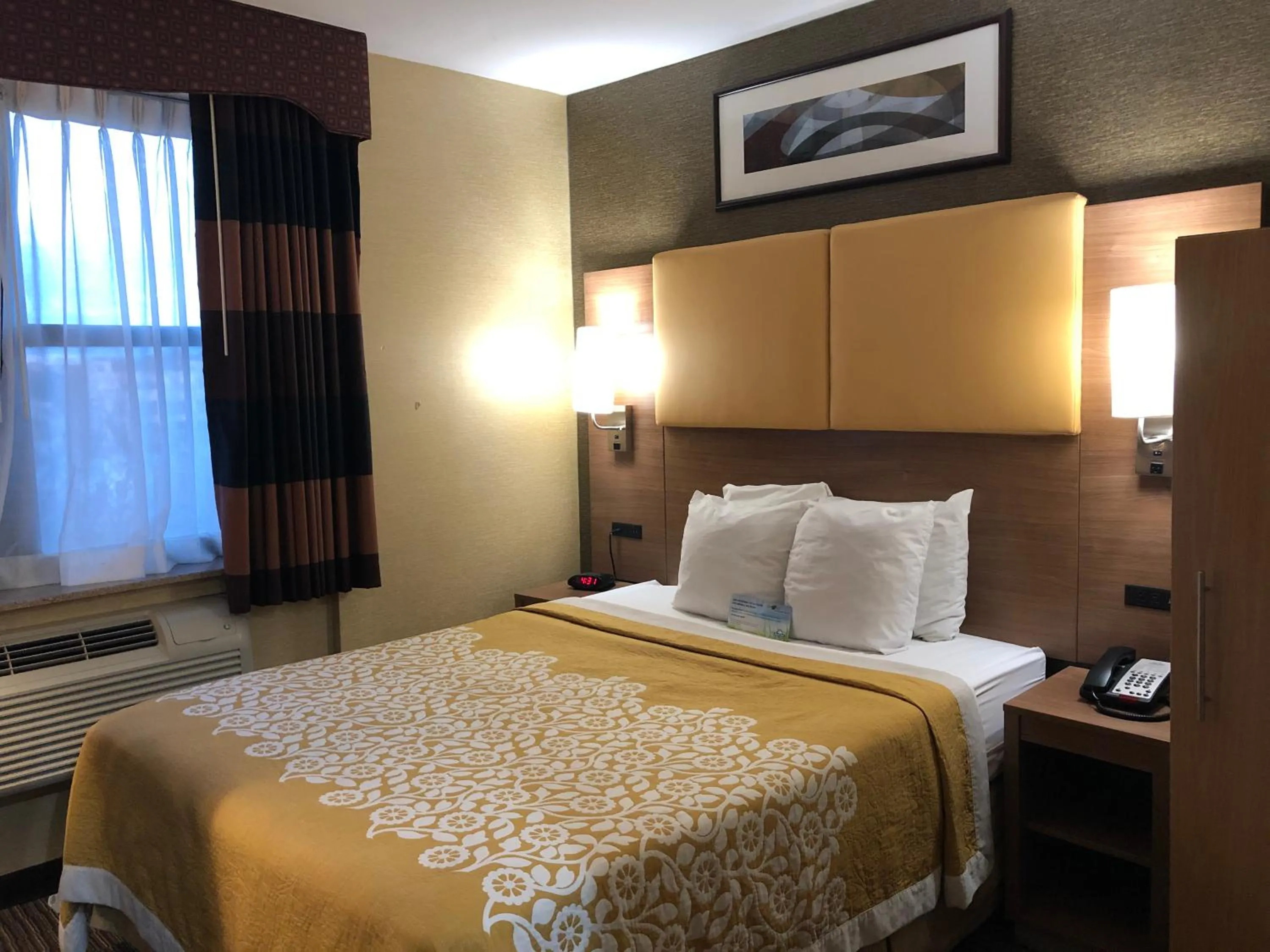 Bedroom in Days Inn by Wyndham Brooklyn