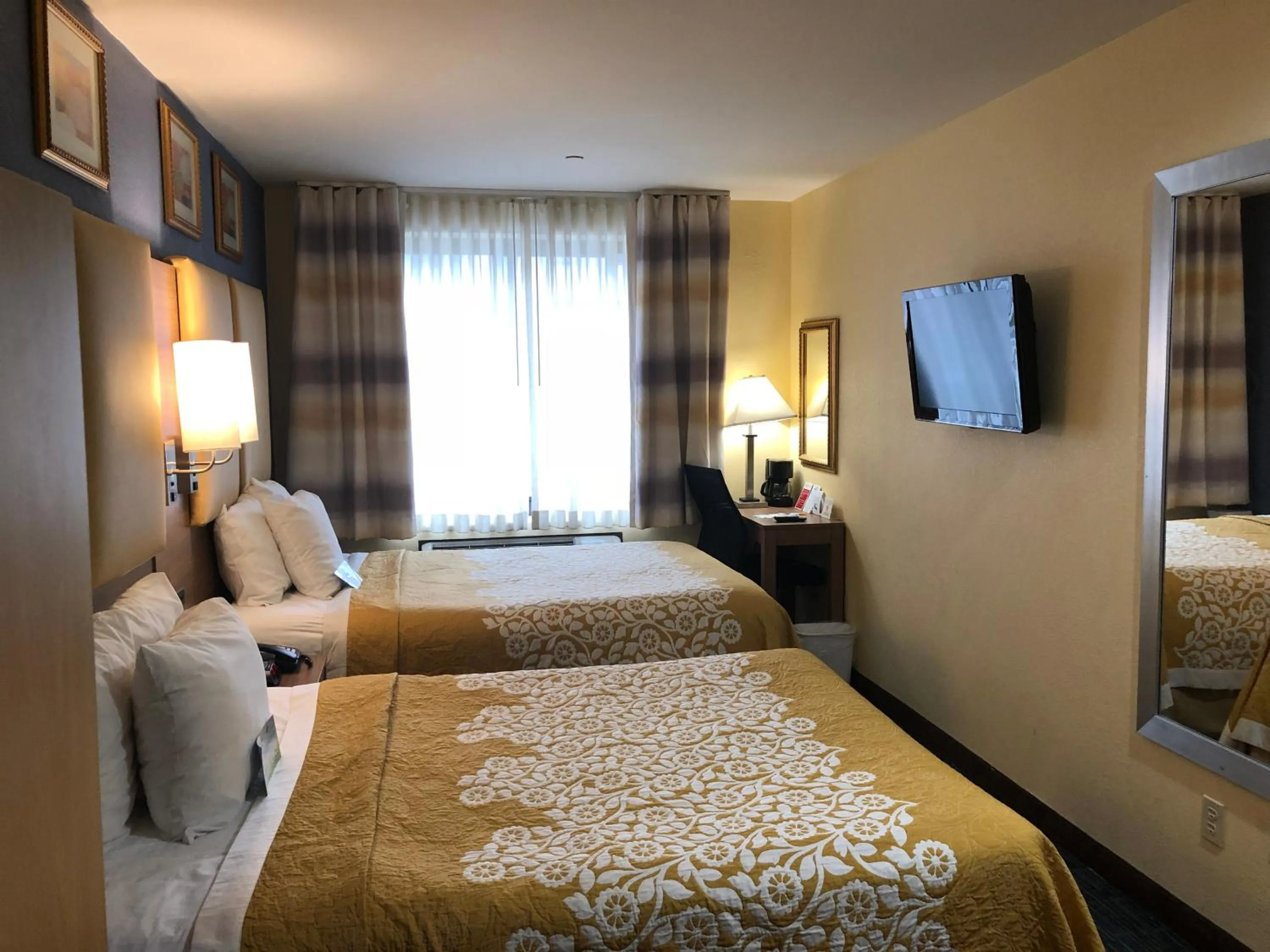 Bedroom in Days Inn by Wyndham Brooklyn