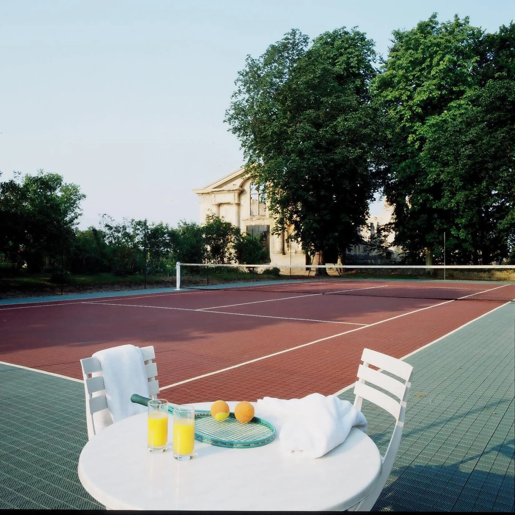 Tennis court in Chateau De Fere