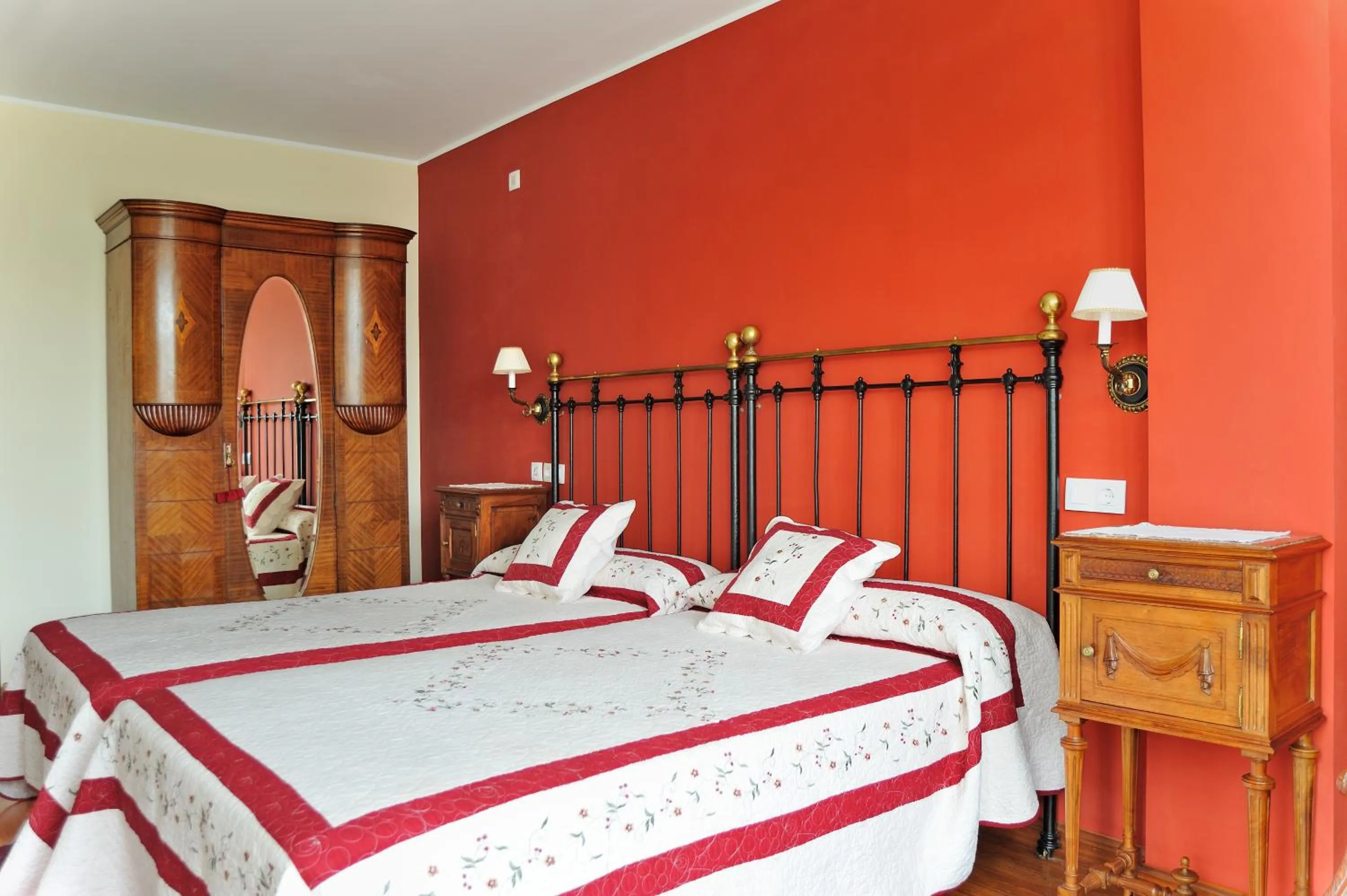 Photo of the whole room, Bed in La Casona de la Roza