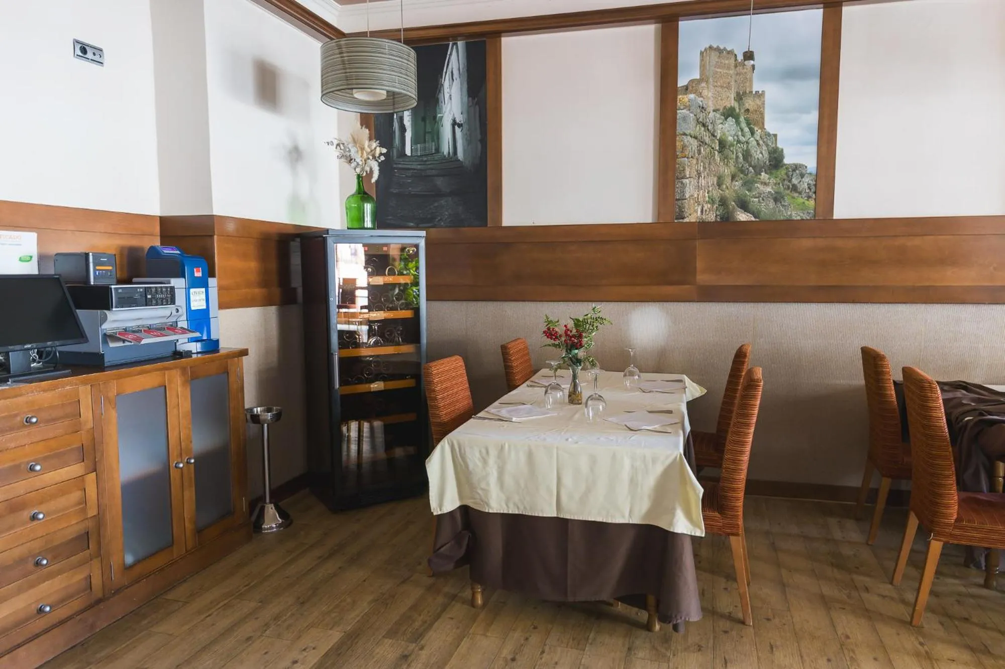 Restaurant/places to eat in Hotel Machaco