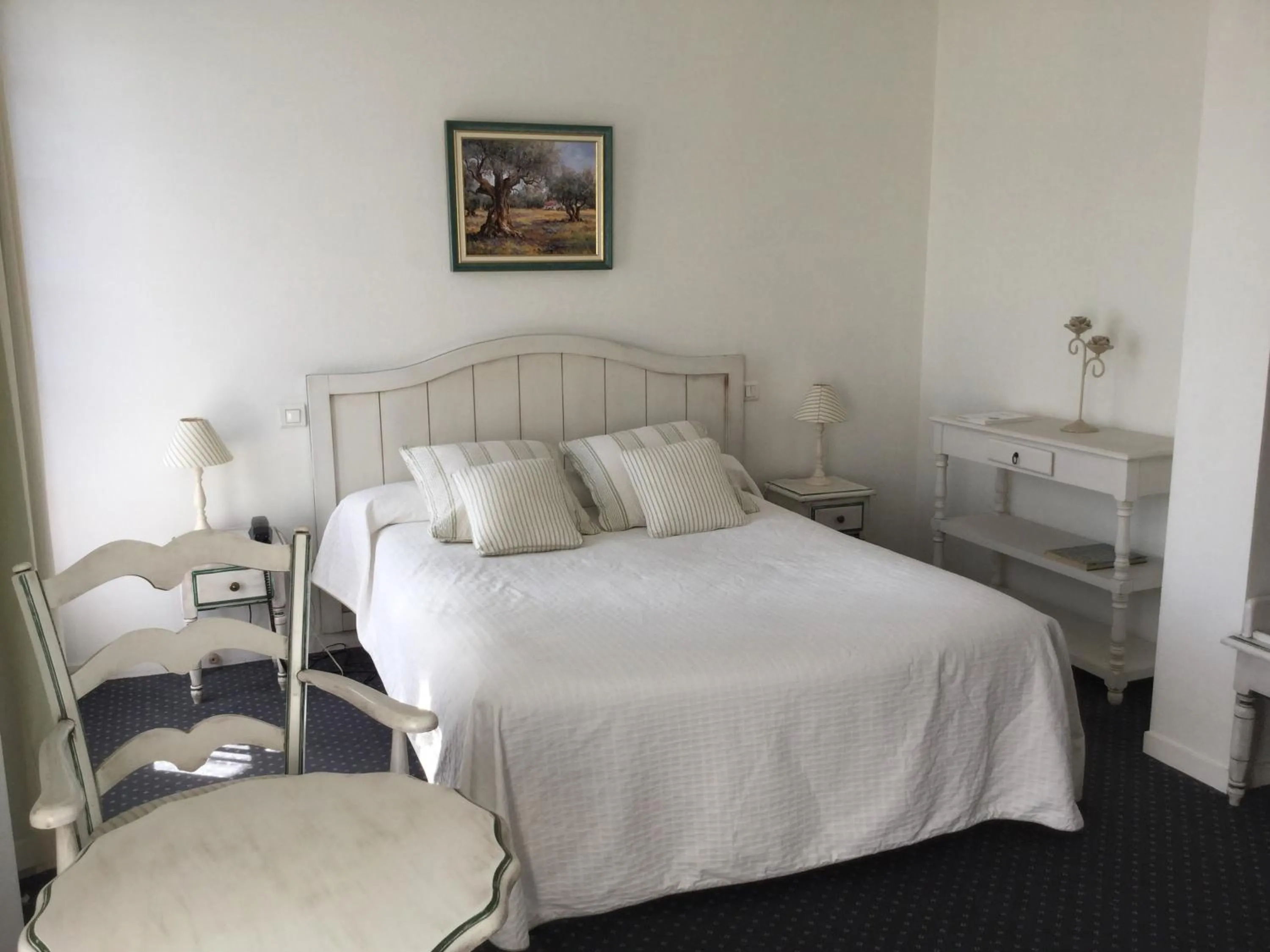 Photo of the whole room in Auberge des Pins - Teritoria