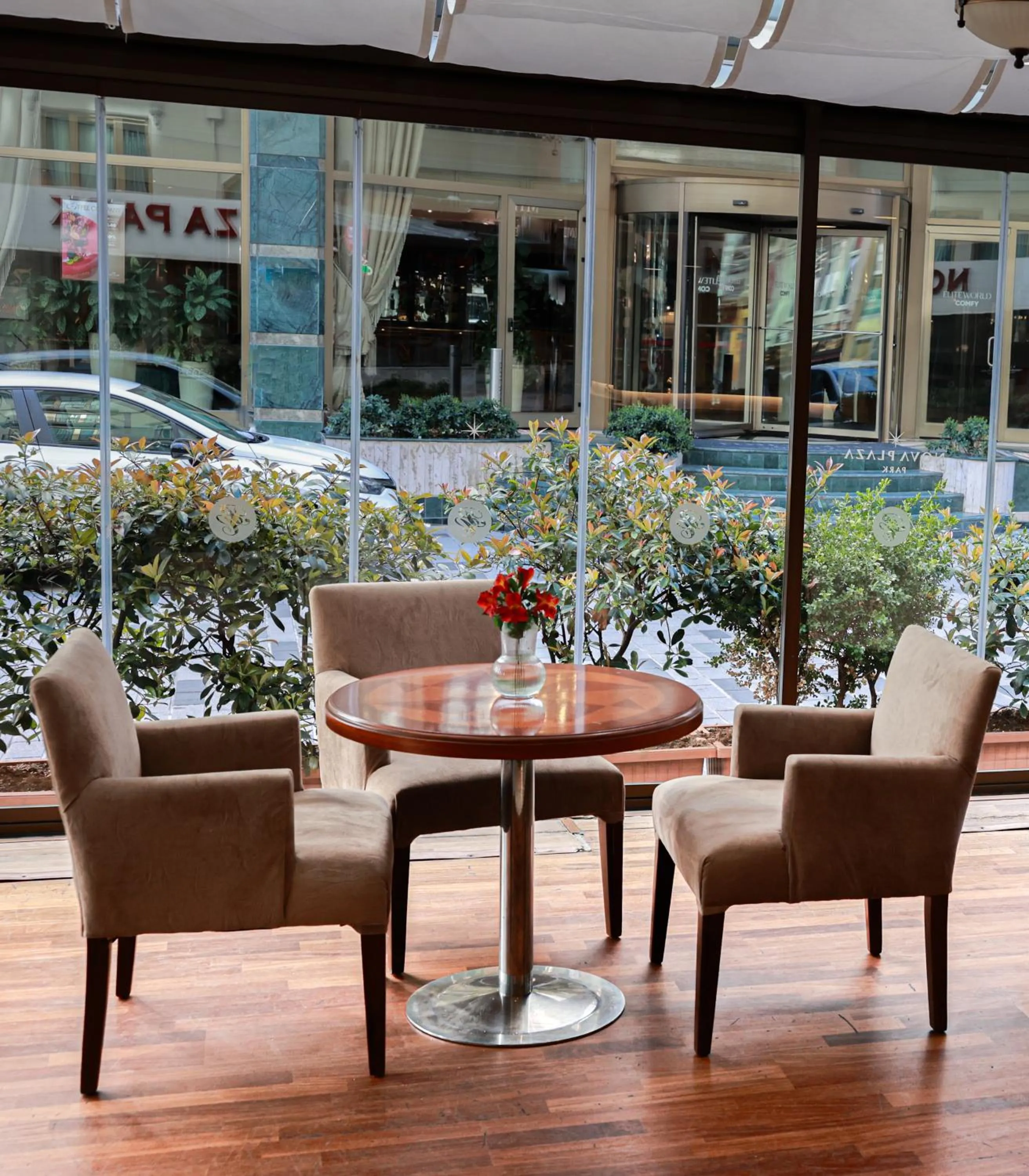 Patio in Nova Plaza Park Hotel