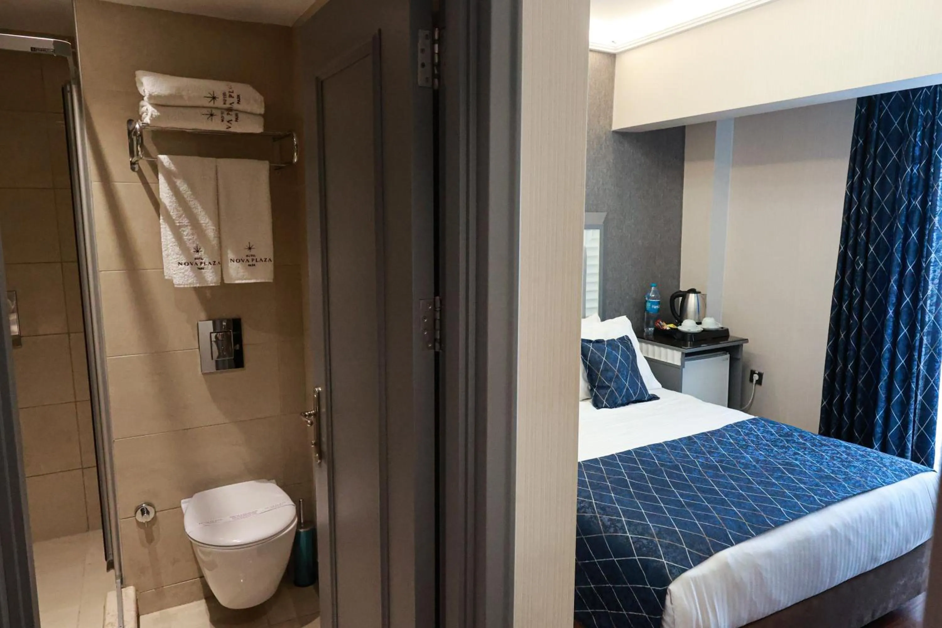 Shower in Nova Plaza Park Hotel