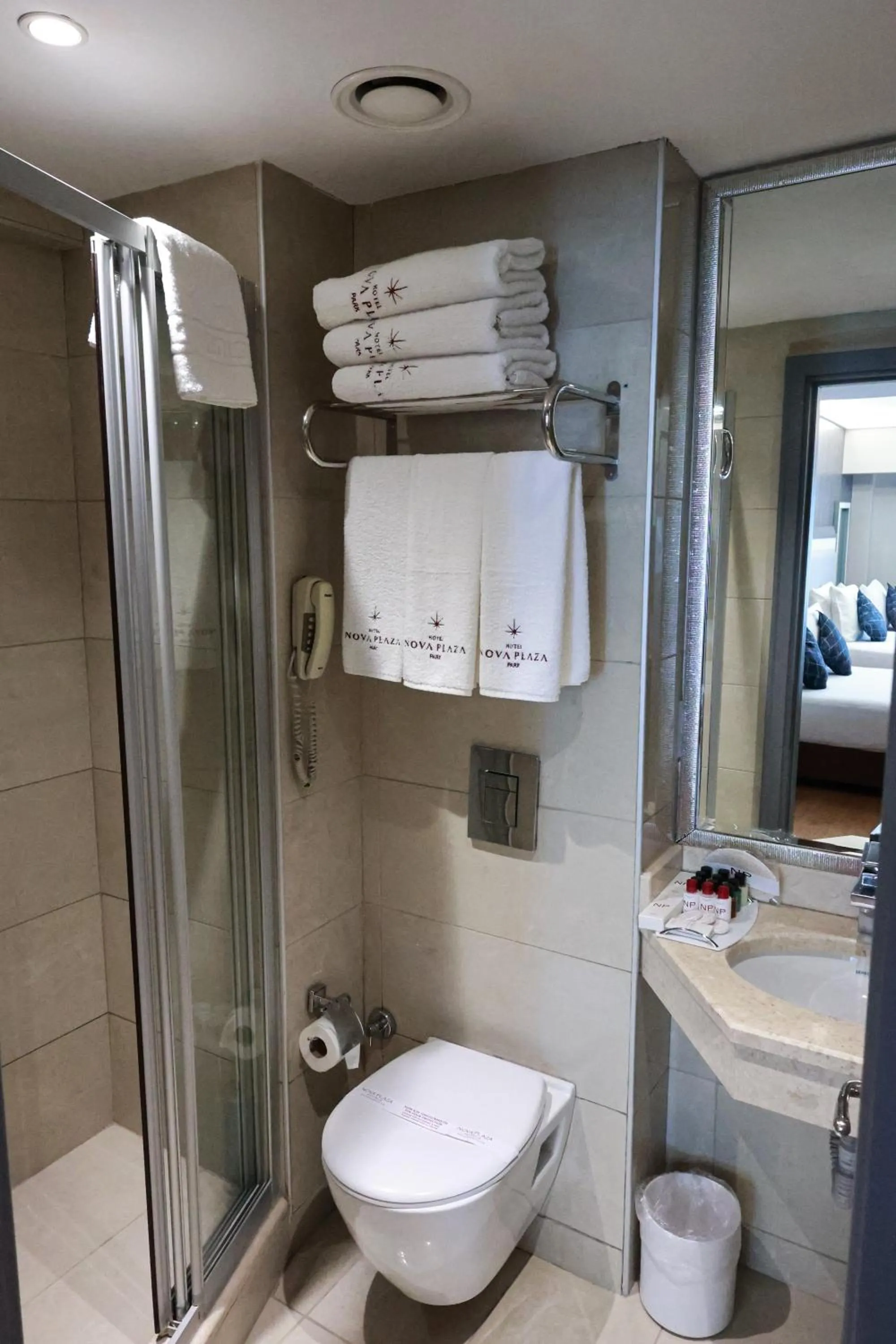 Shower in Nova Plaza Park Hotel