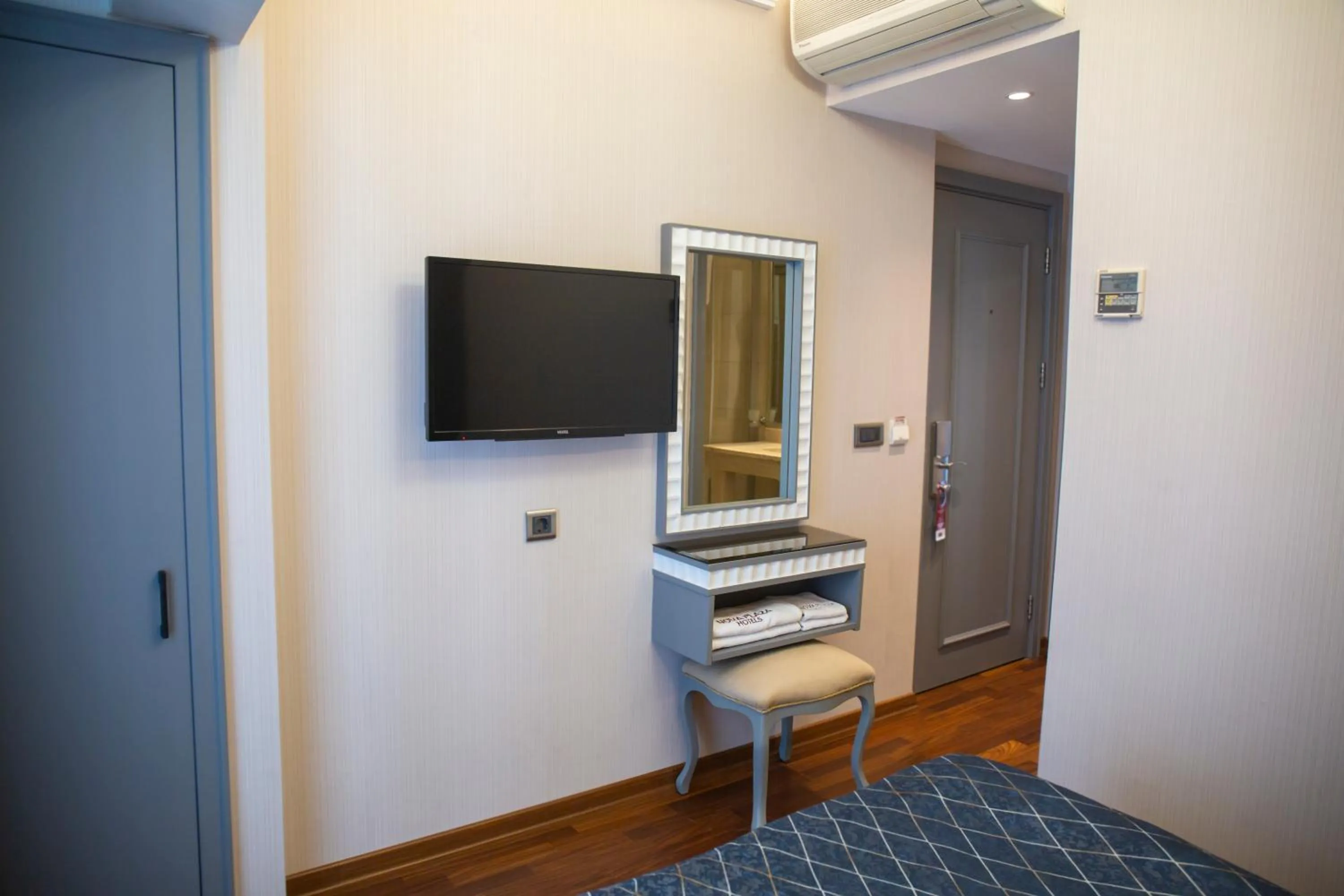 TV and multimedia in Nova Plaza Park Hotel