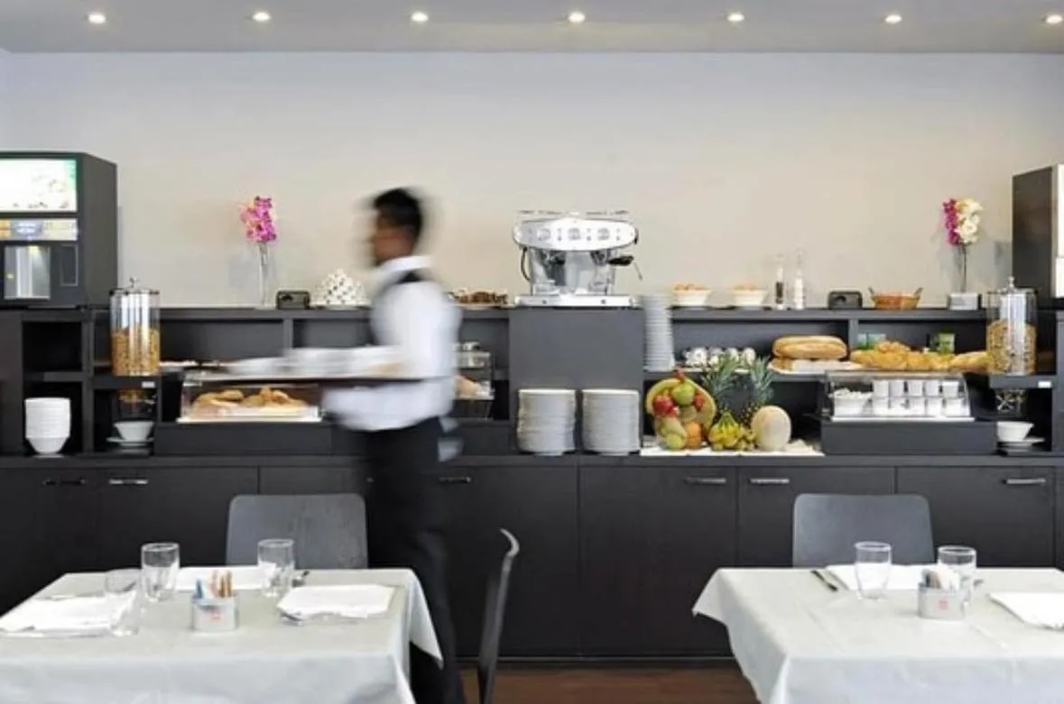 Restaurant/places to eat in M14 Hotel & Spa