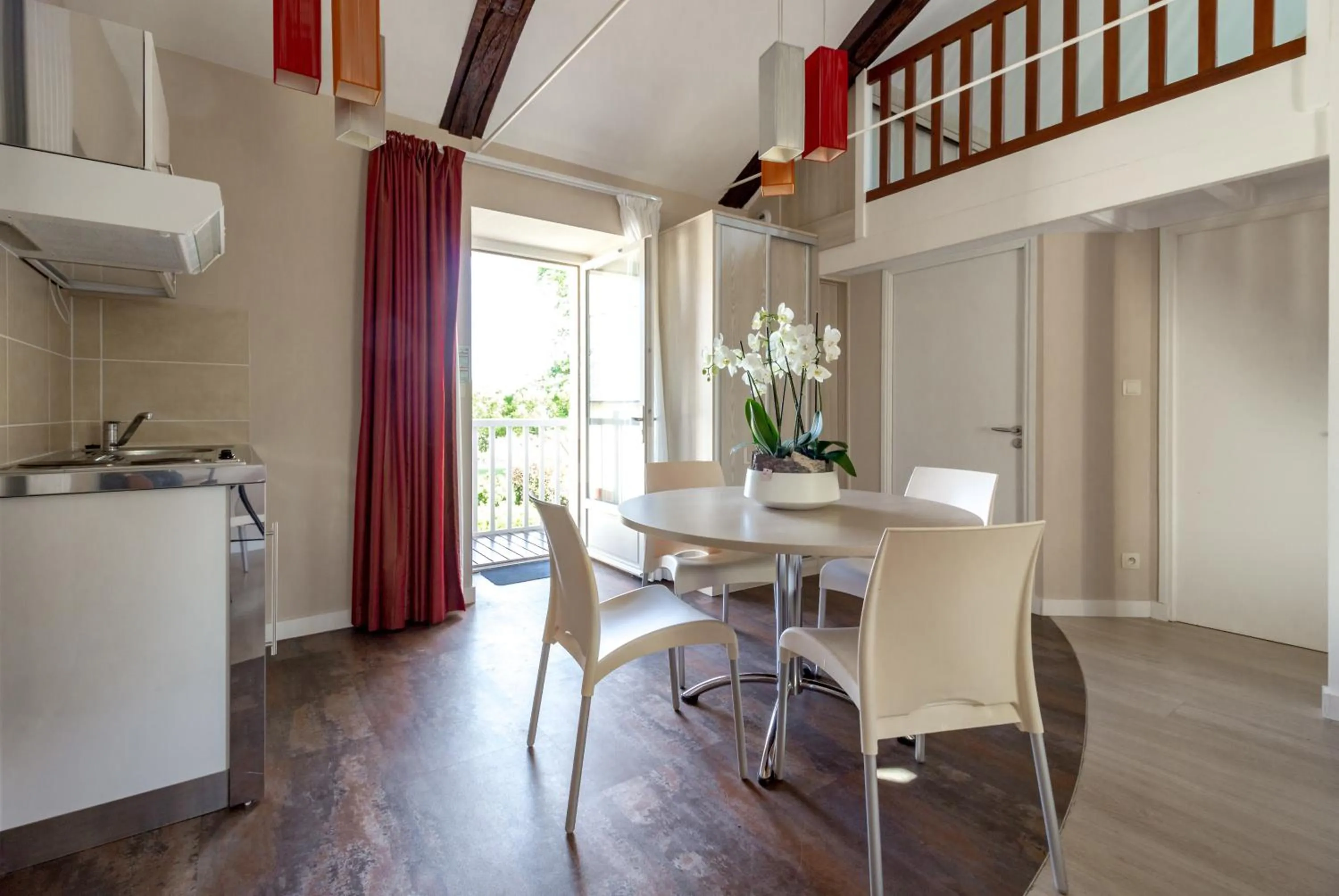 Photo of the whole room in La Pommeraie