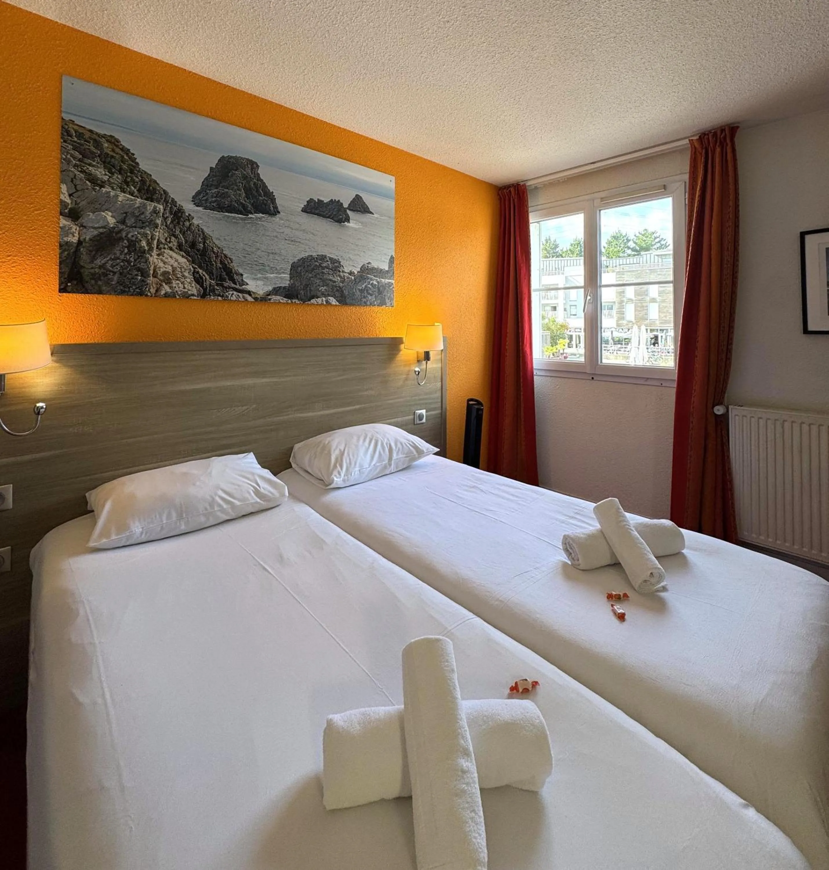 Bedroom, Bed in Couett'Hôtel Brest Port de plaisance, Les pieds dans l'eau