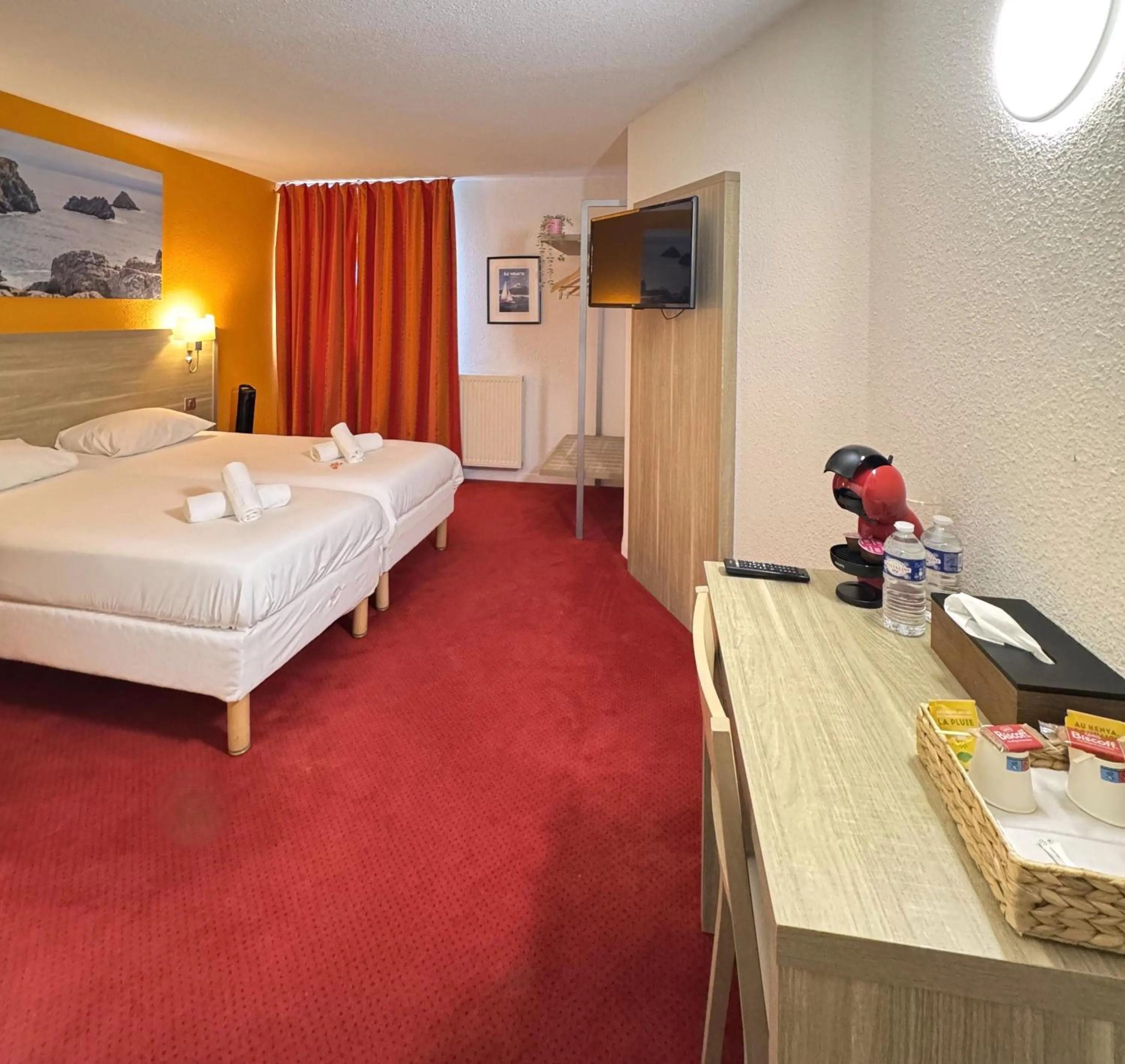 Bedroom, Bed in Couett'Hôtel Brest Port de plaisance, Les pieds dans l'eau