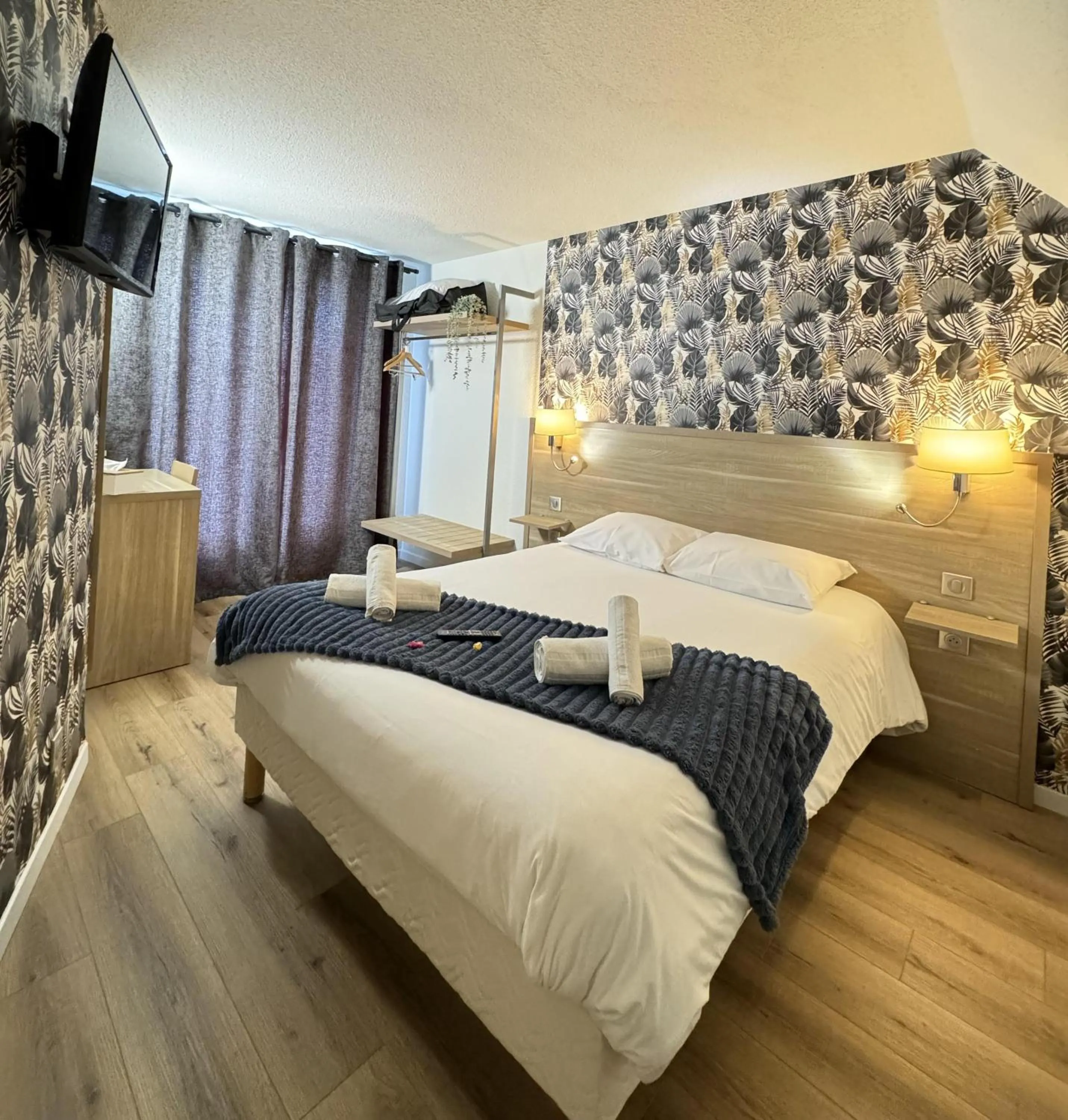 Bedroom, Bed in Couett'Hôtel Brest Port de plaisance, Les pieds dans l'eau