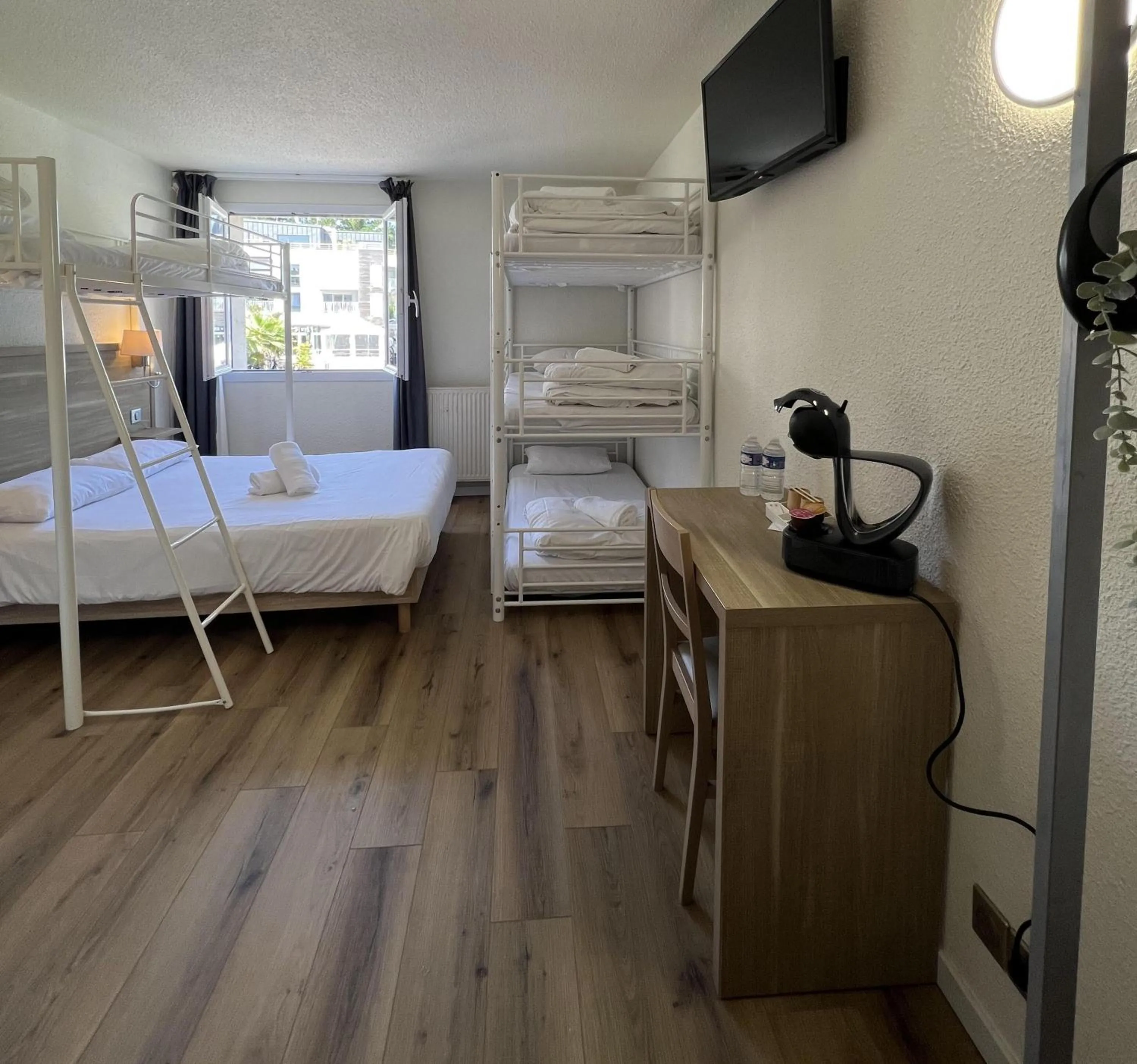 Bedroom, Bed in Couett'Hôtel Brest Port de plaisance, Les pieds dans l'eau