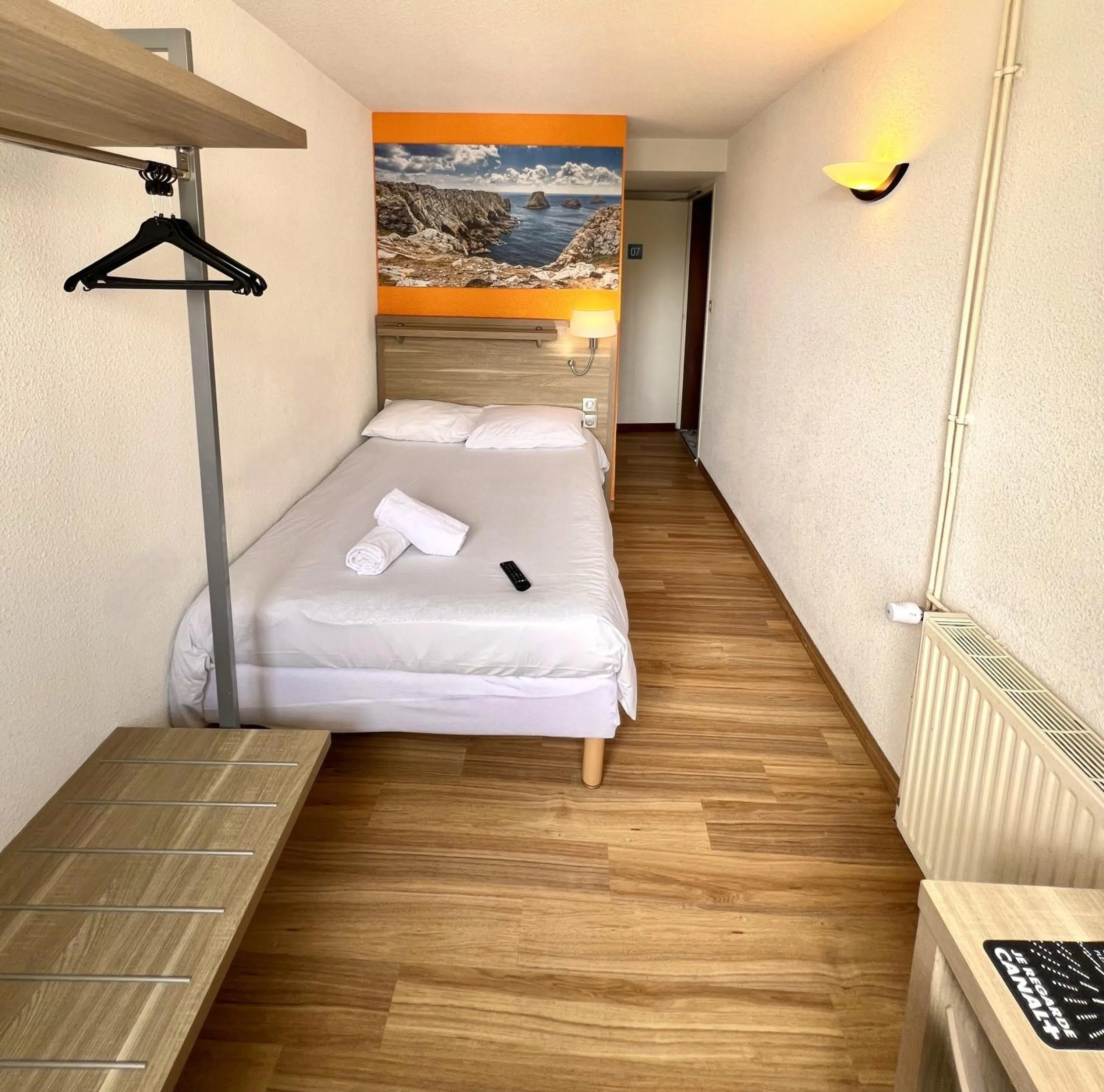 Bedroom, Bed in Couett'Hôtel Brest Port de plaisance, Les pieds dans l'eau