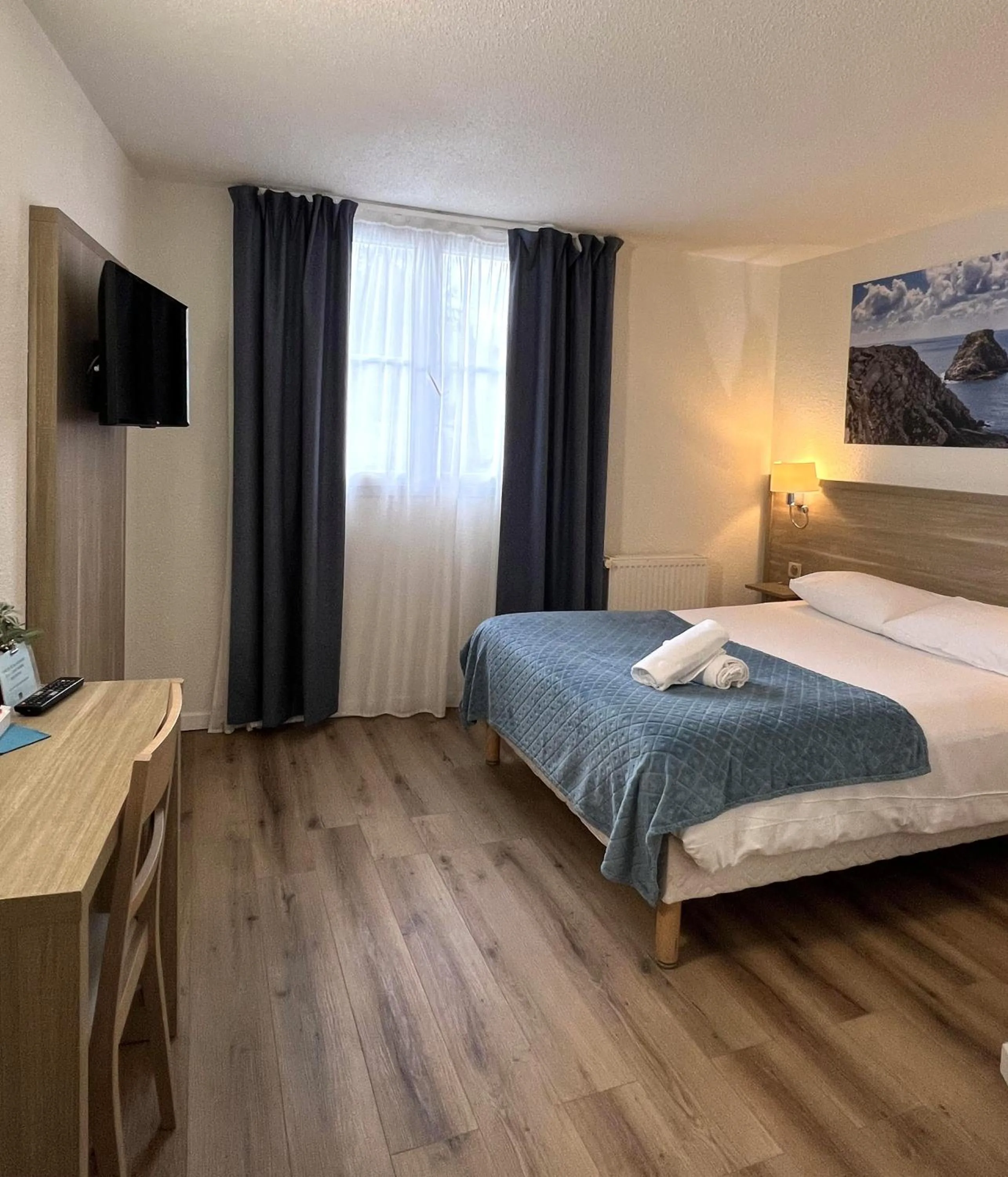 Bedroom, Bed in Couett'Hôtel Brest Port de plaisance, Les pieds dans l'eau