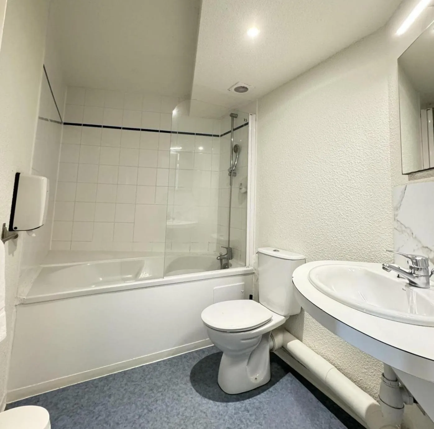 Bathroom in Couett'Hôtel Brest Port de plaisance, Les pieds dans l'eau