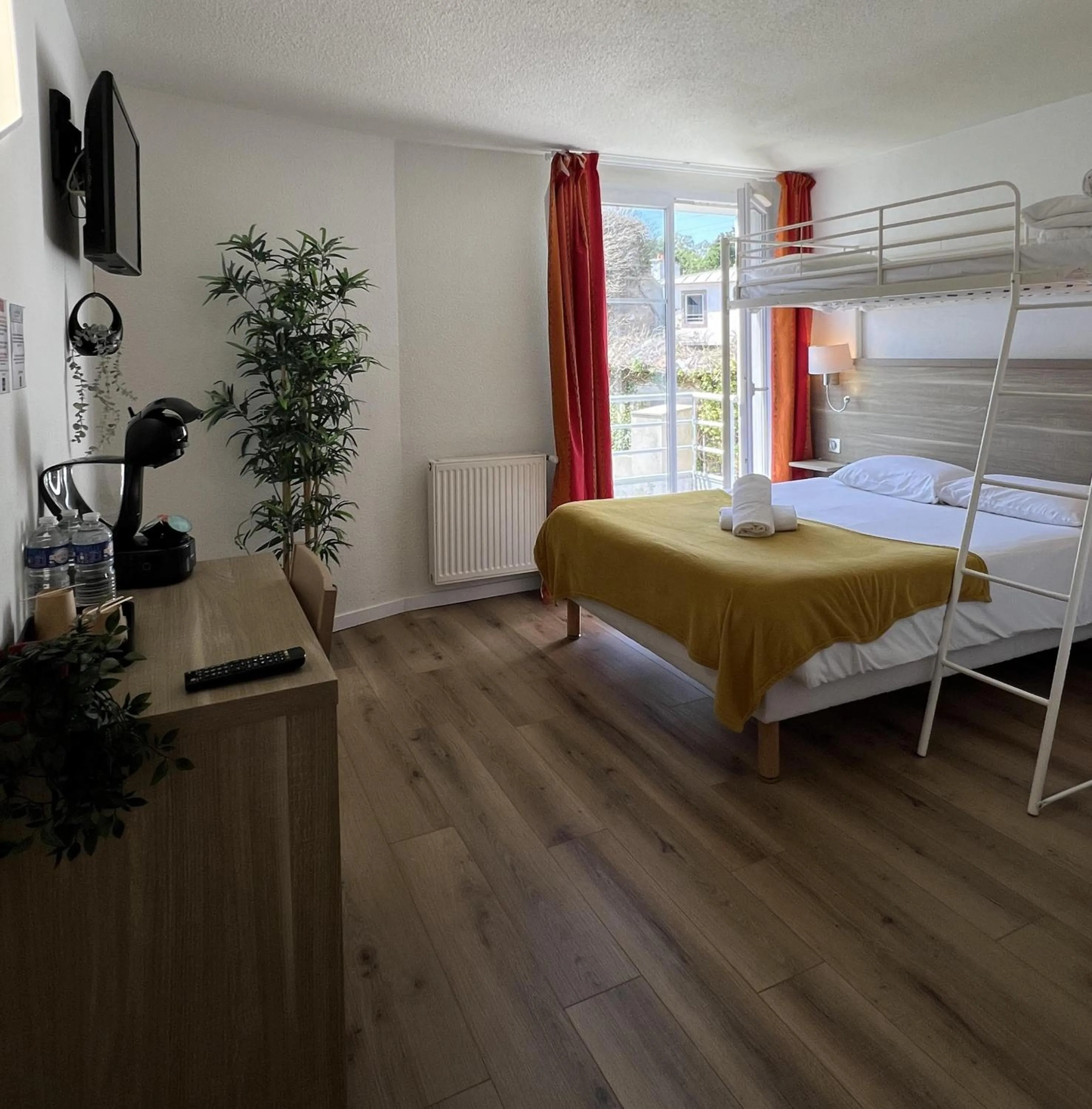 Bedroom, Bed in Couett'Hôtel Brest Port de plaisance, Les pieds dans l'eau