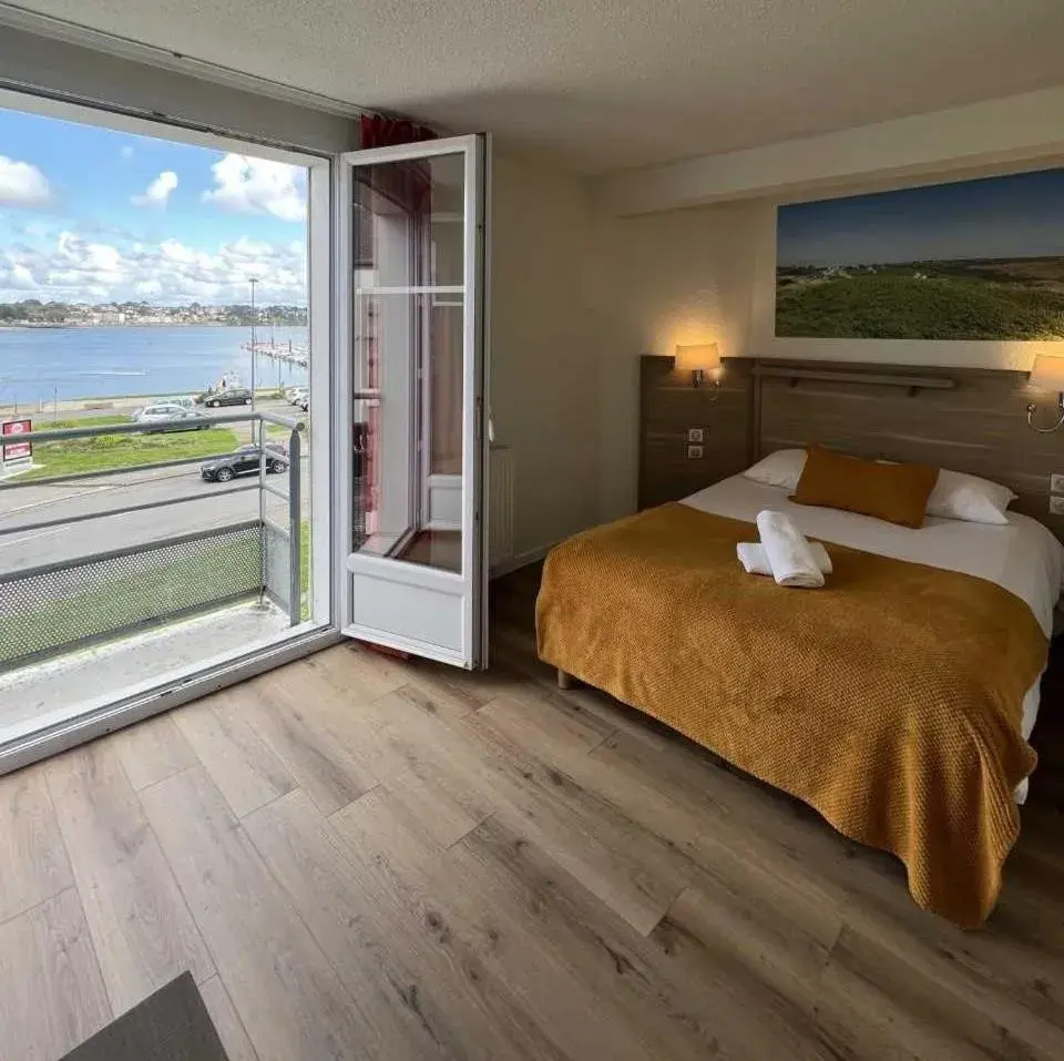 Double Room with Balcony and Sea View in Couett'Hôtel Brest Port de plaisance, Les pieds dans l'eau Double Room with Balcony and Sea View in Couett'Hôtel Brest Port de plaisance, Les pieds dans l'eau
