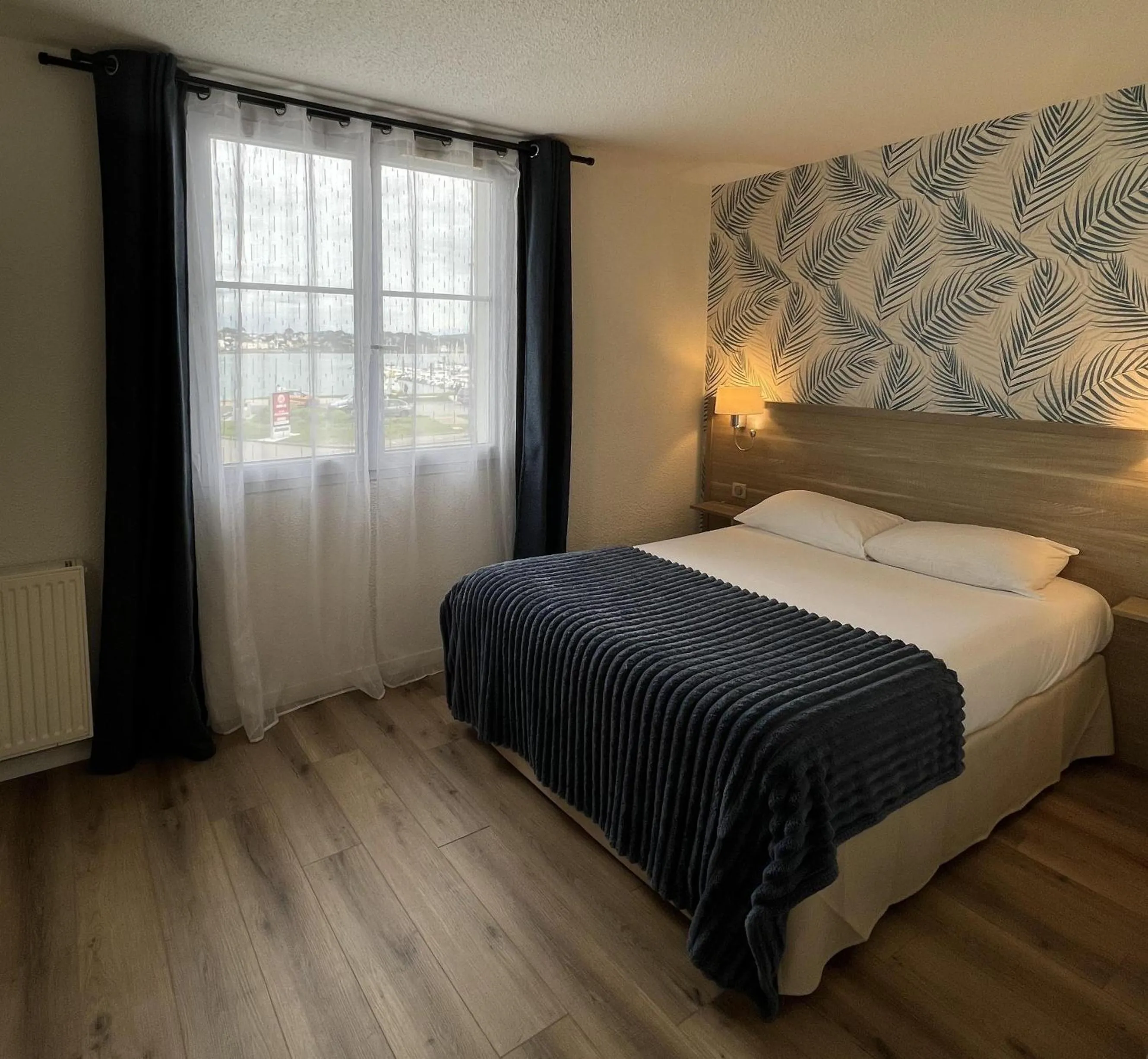 Bedroom, Bed in Couett'Hôtel Brest Port de plaisance, Les pieds dans l'eau