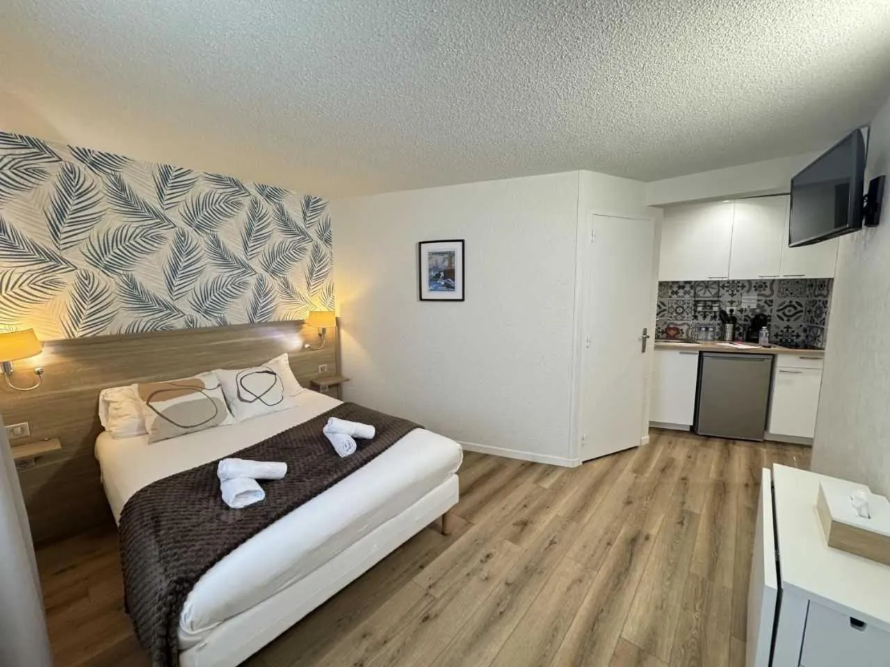 Bedroom, Bed in Couett'Hôtel Brest Port de plaisance, Les pieds dans l'eau