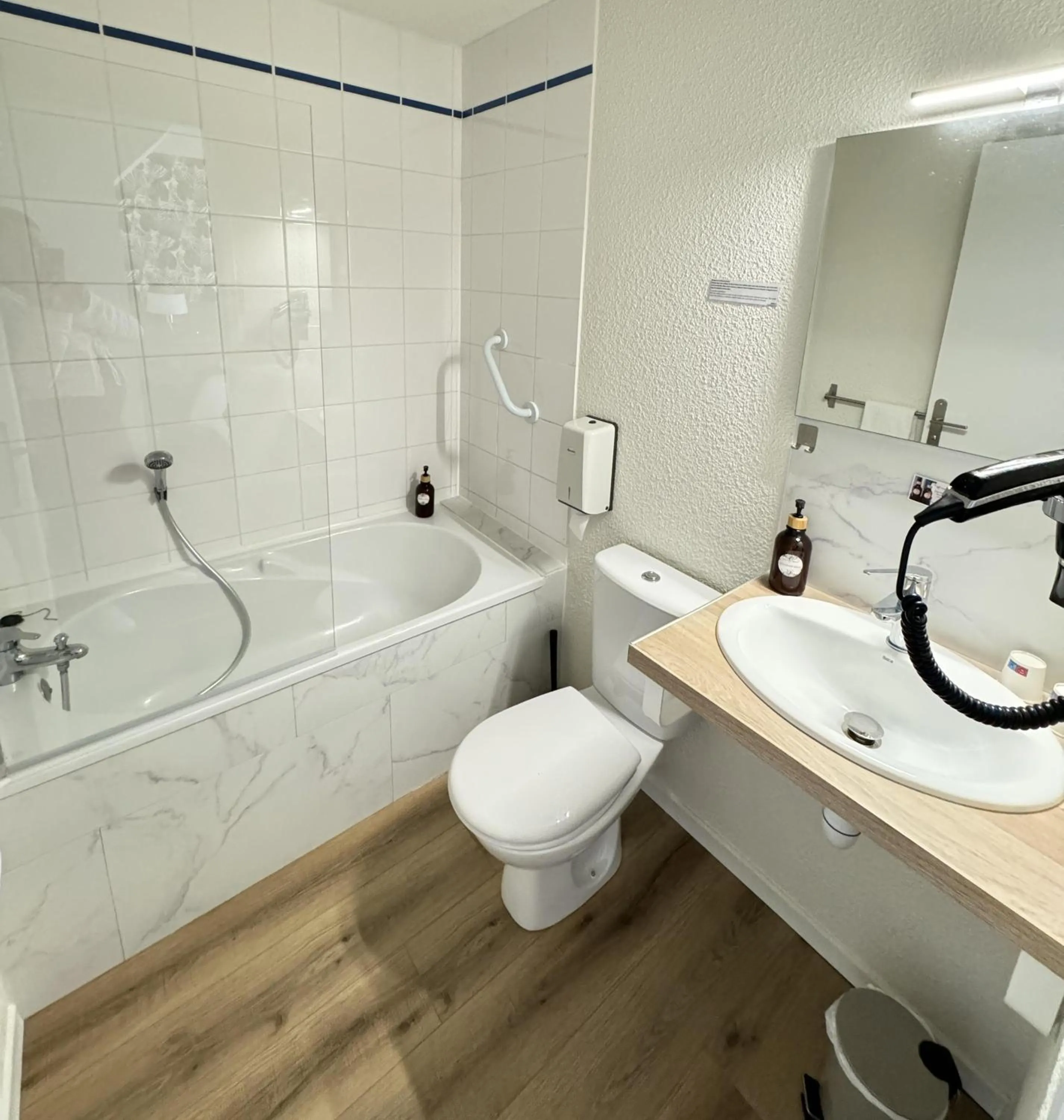 Bathroom in Couett'Hôtel Brest Port de plaisance, Les pieds dans l'eau