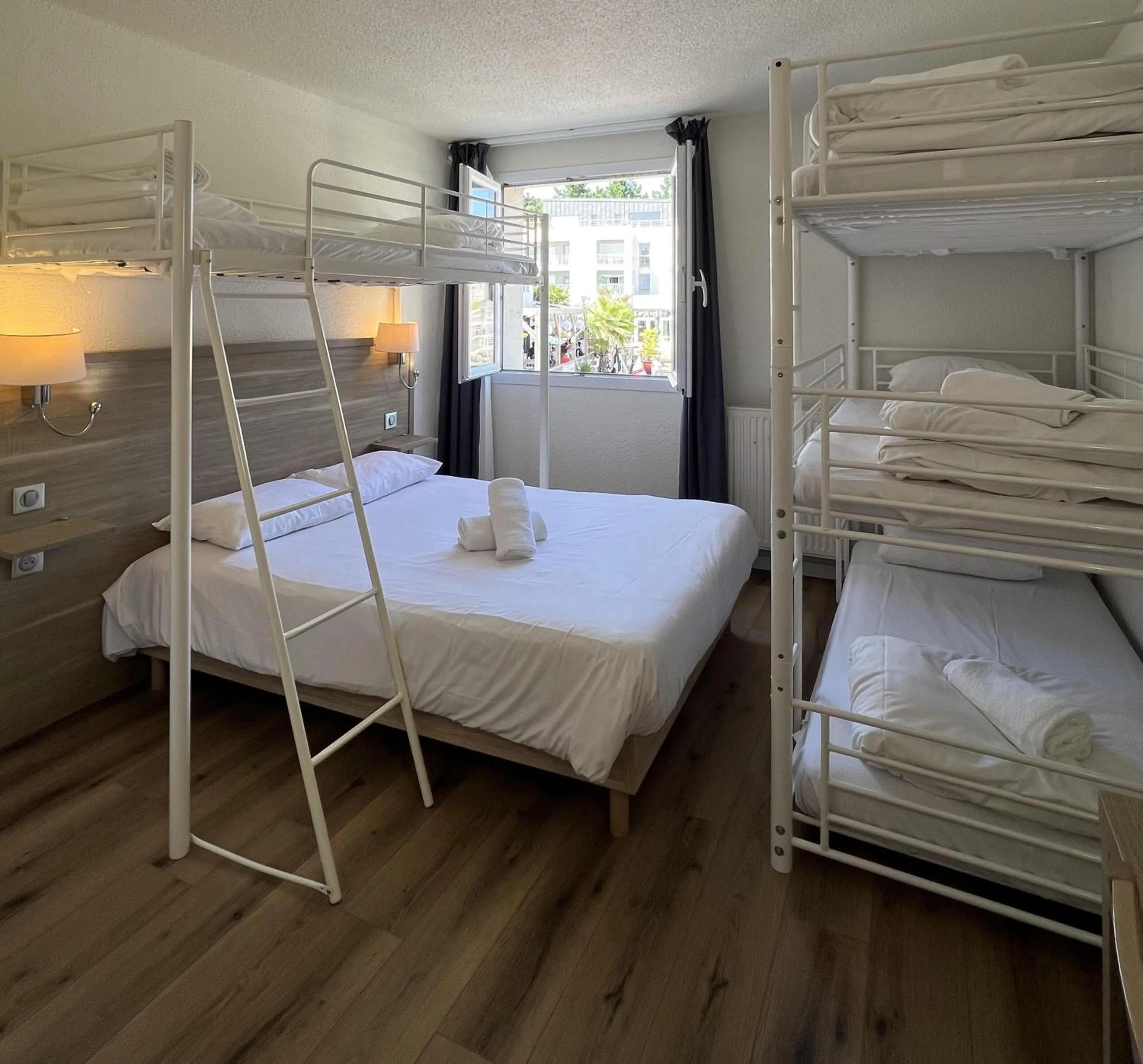 Bedroom, Bed in Couett'Hôtel Brest Port de plaisance, Les pieds dans l'eau