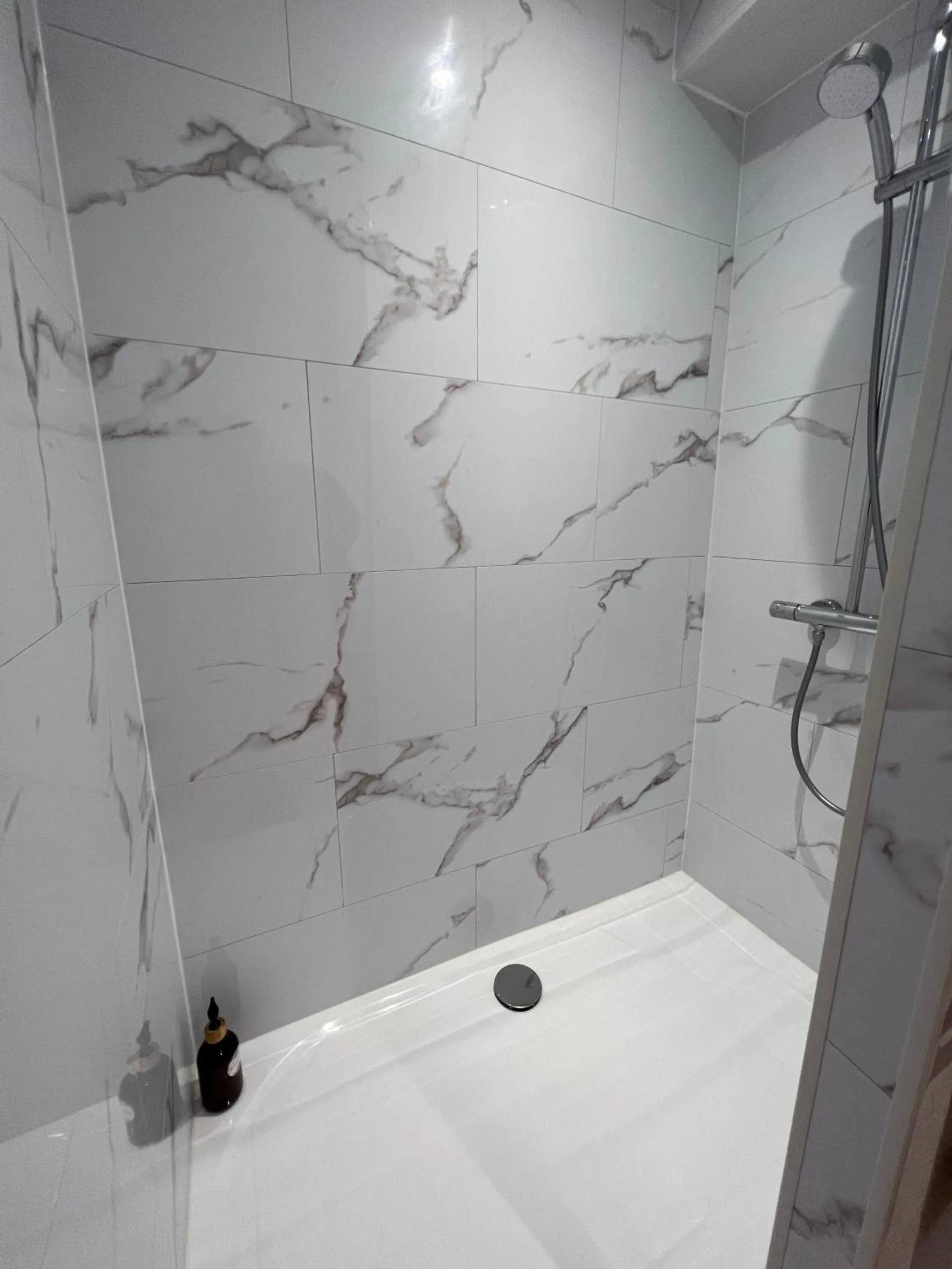 Shower in Couett'Hôtel Brest Port de plaisance, Les pieds dans l'eau