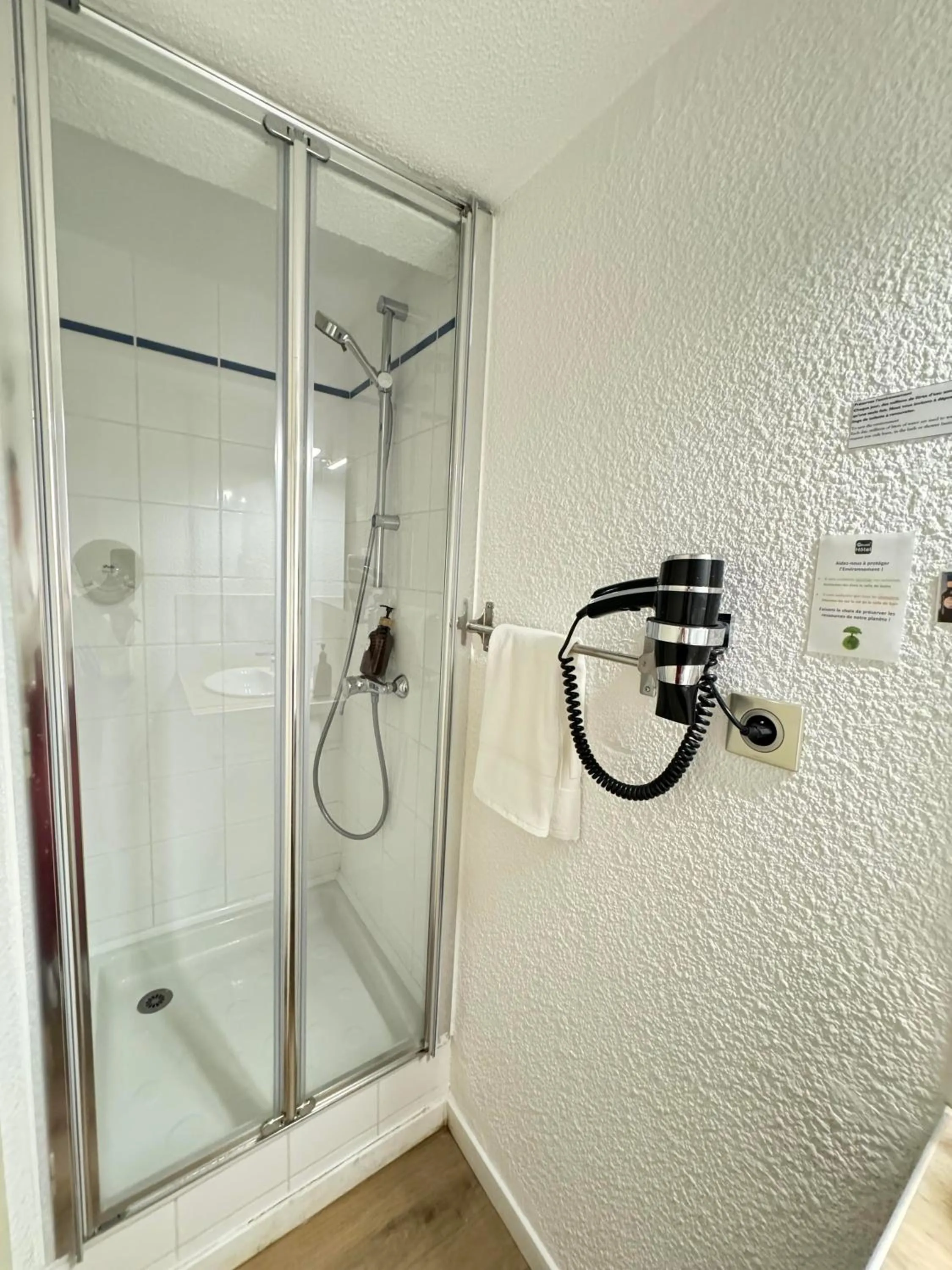 Shower in Couett'Hôtel Brest Port de plaisance, Les pieds dans l'eau