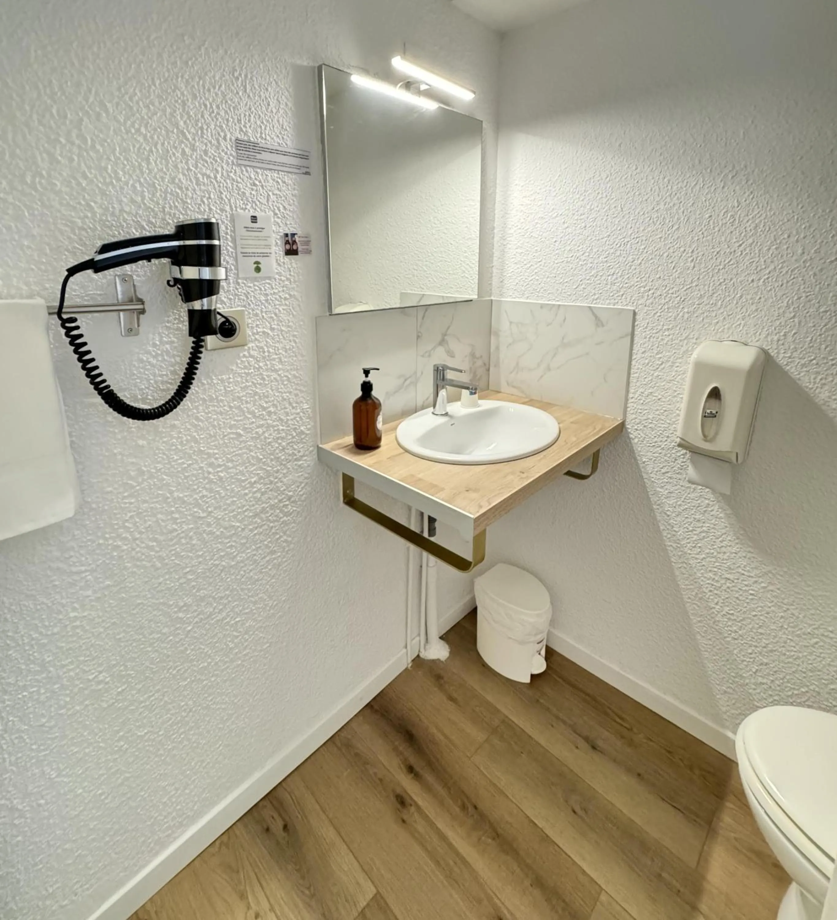 Bathroom in Couett'Hôtel Brest Port de plaisance, Les pieds dans l'eau