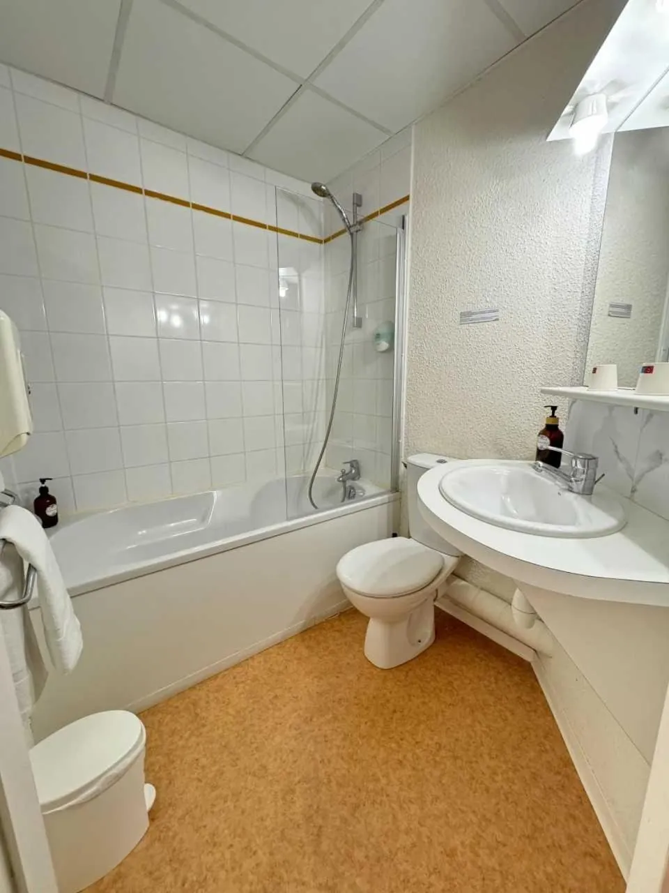 Toilet in Couett'Hôtel Brest Port de plaisance, Les pieds dans l'eau