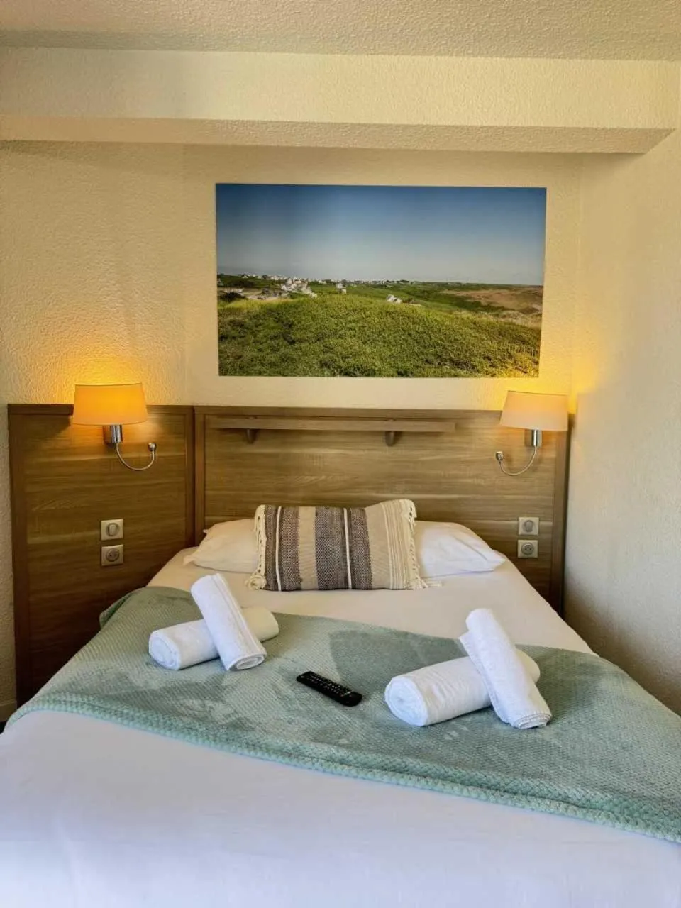 Bedroom, Bed in Couett'Hôtel Brest Port de plaisance, Les pieds dans l'eau