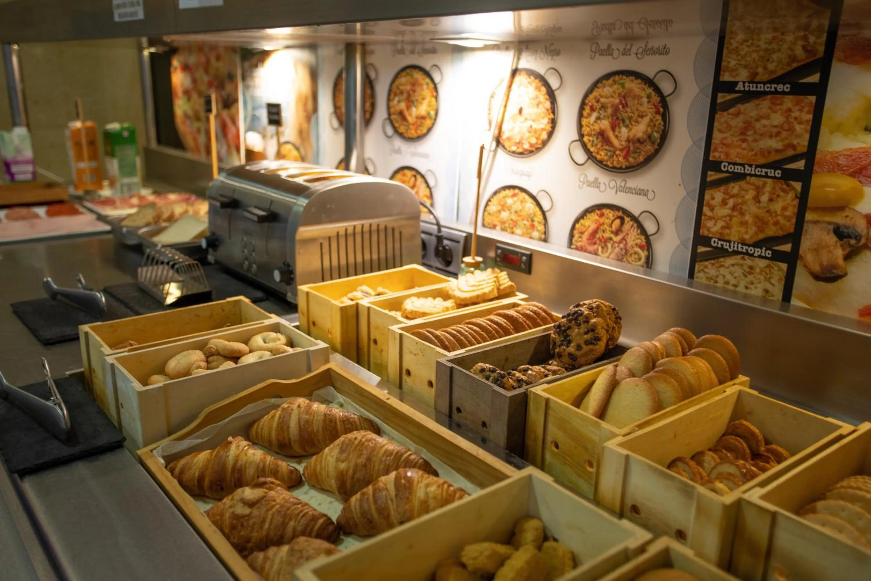 Buffet breakfast in Hotel LB Villa De Cuenca