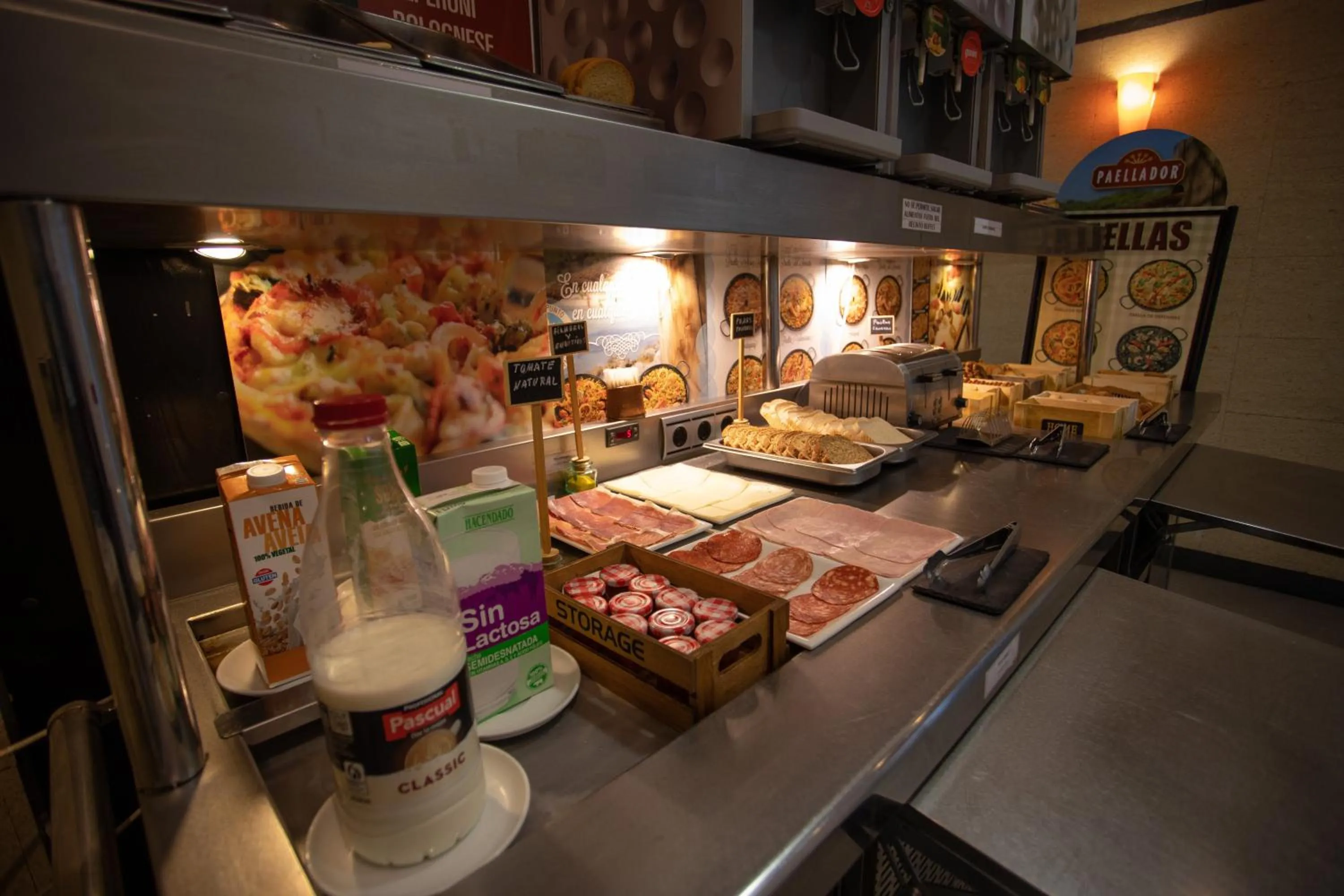 Buffet breakfast in Hotel LB Villa De Cuenca