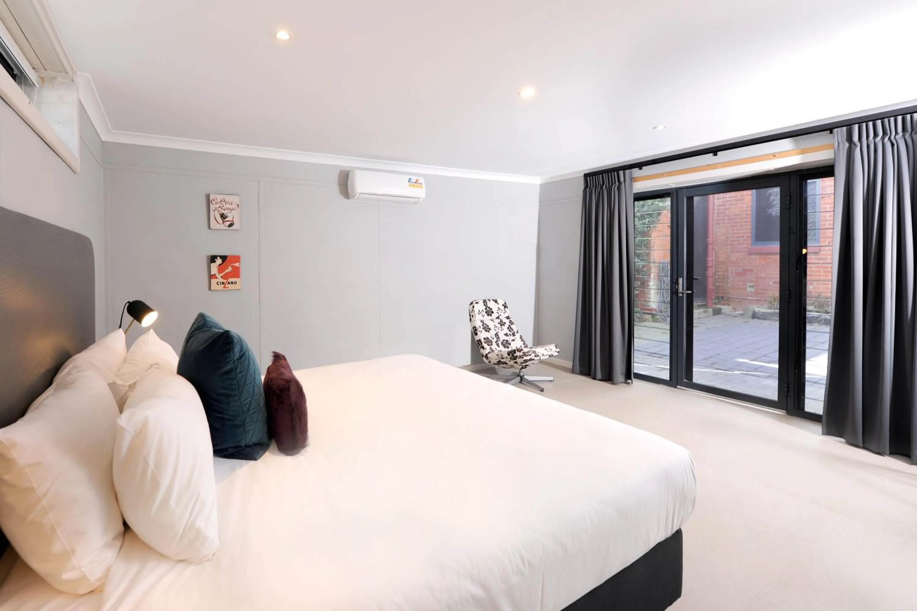 Photo of the whole room, Bed in The Stirling Arms Hotel