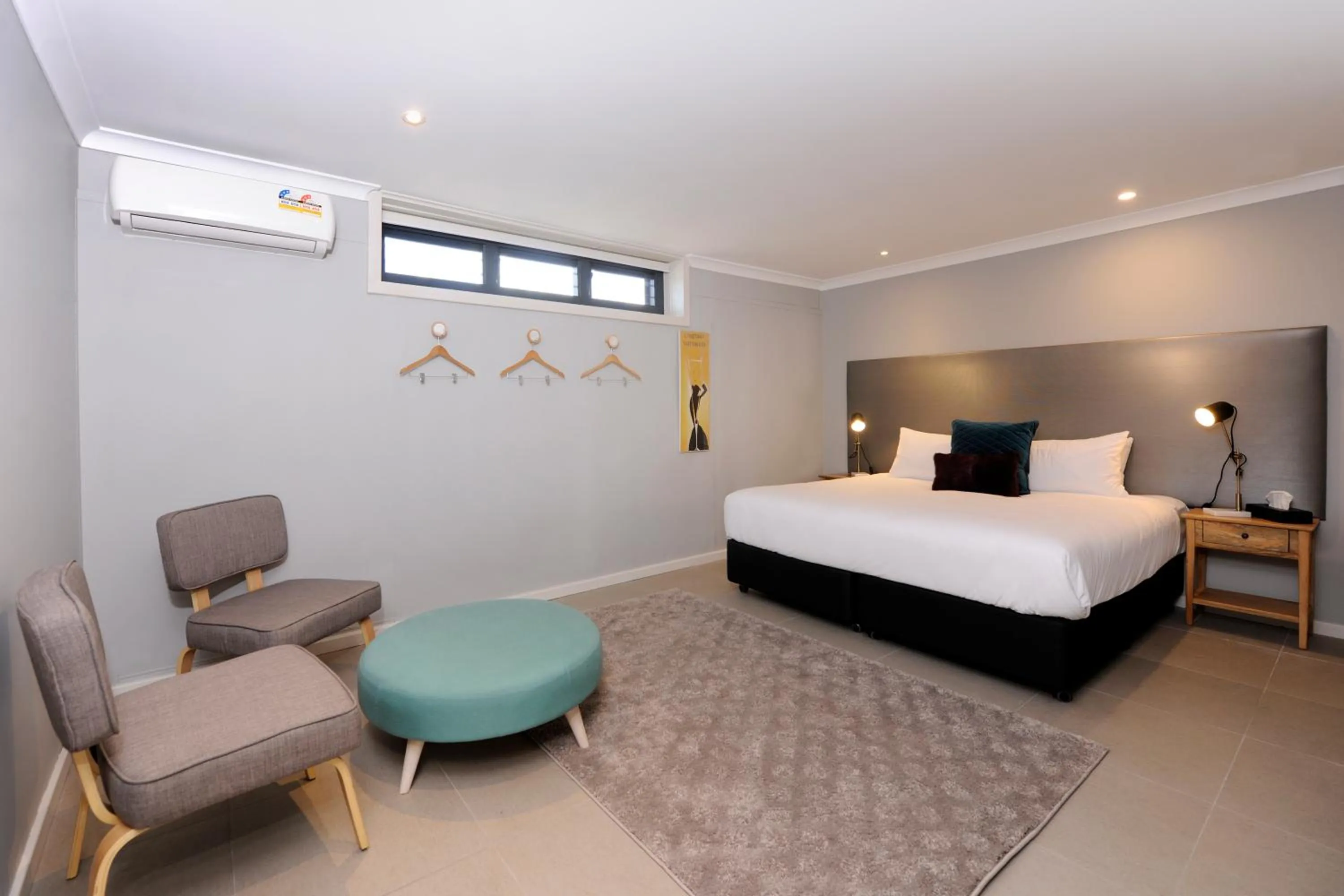 Bedroom, Bed in The Stirling Arms Hotel