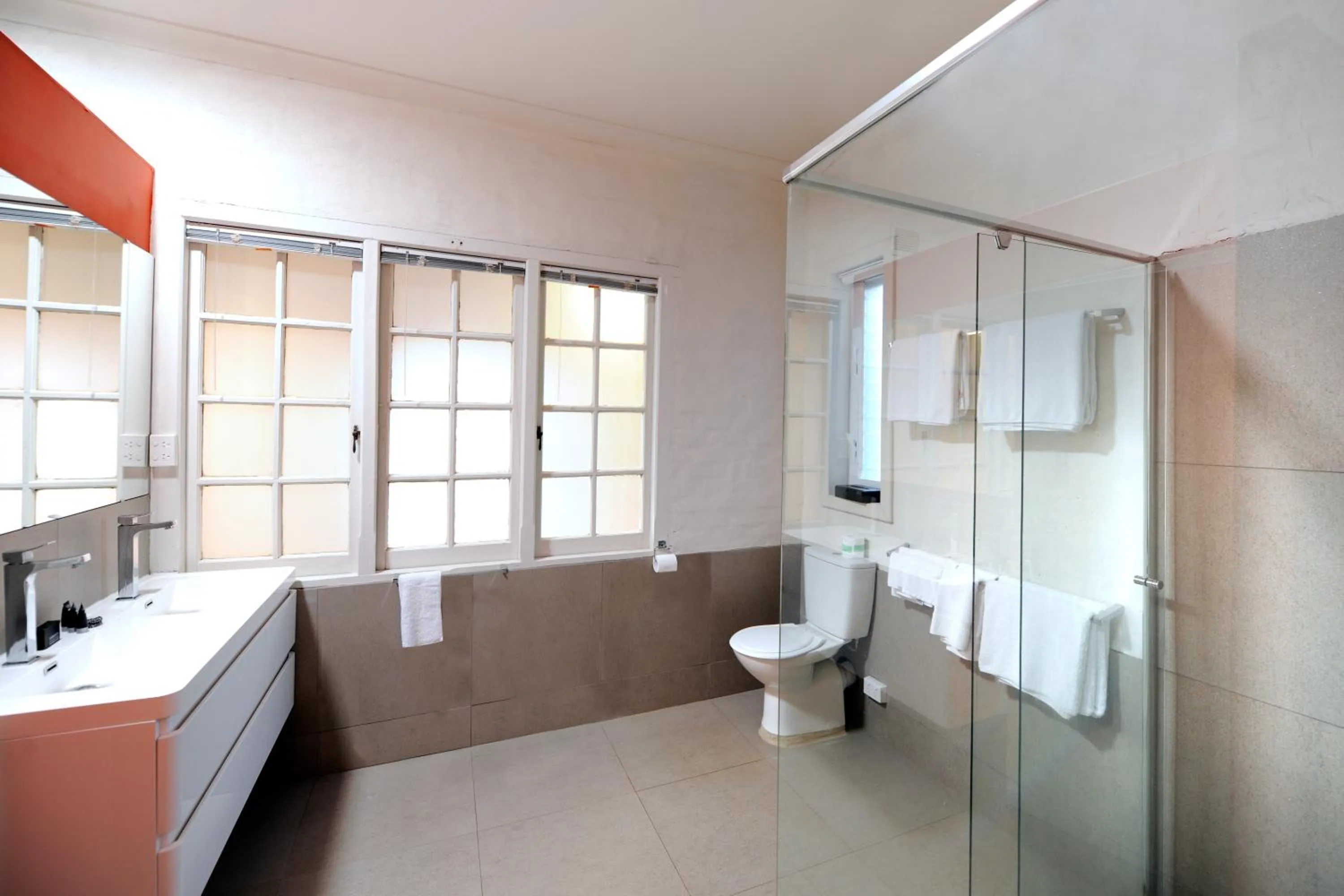 Shower in The Stirling Arms Hotel