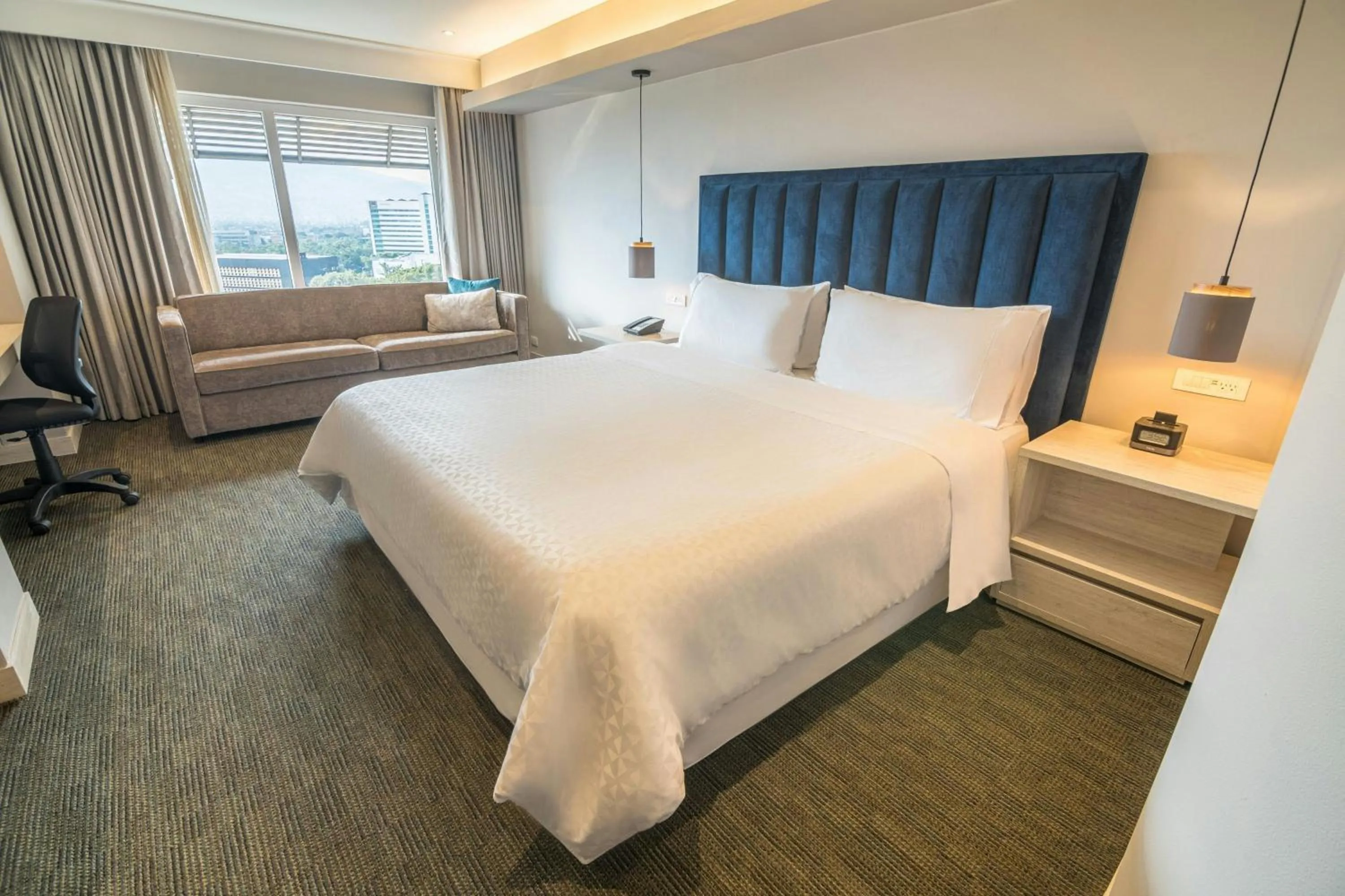 Photo of the whole room, Bed in Four Points by Sheraton Medellín