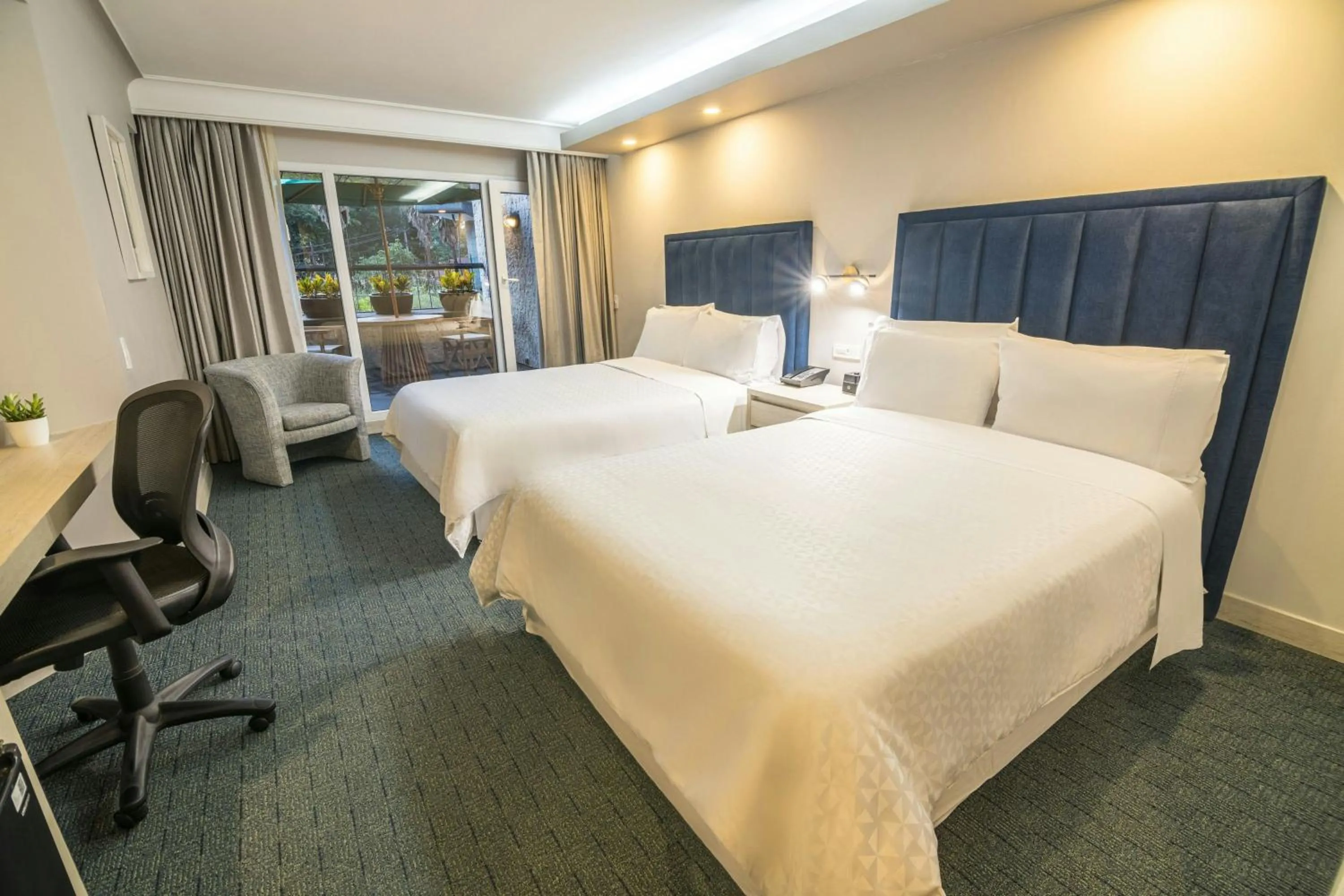 Photo of the whole room, Bed in Four Points by Sheraton Medellín