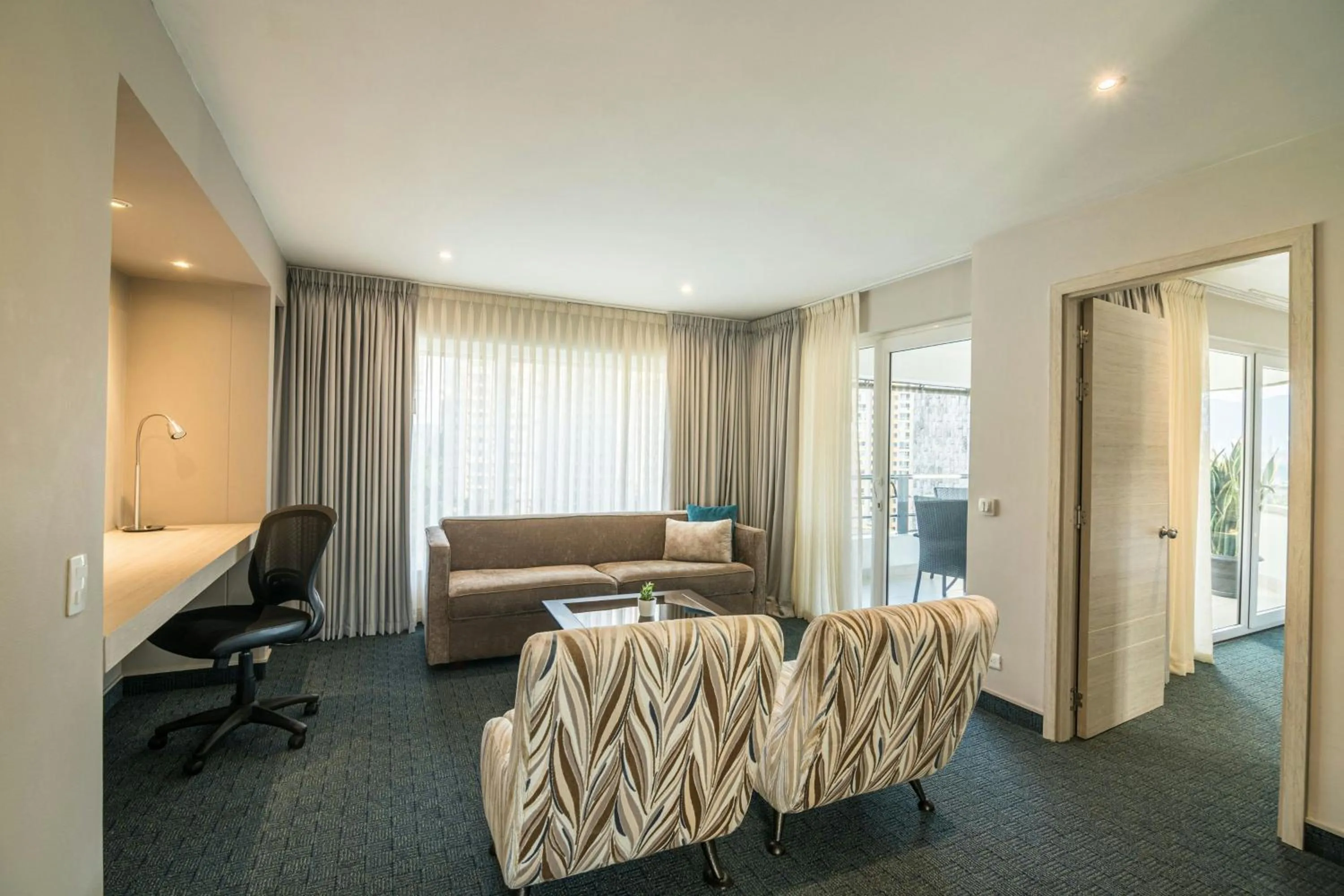 Lounge or bar in Four Points by Sheraton Medellín