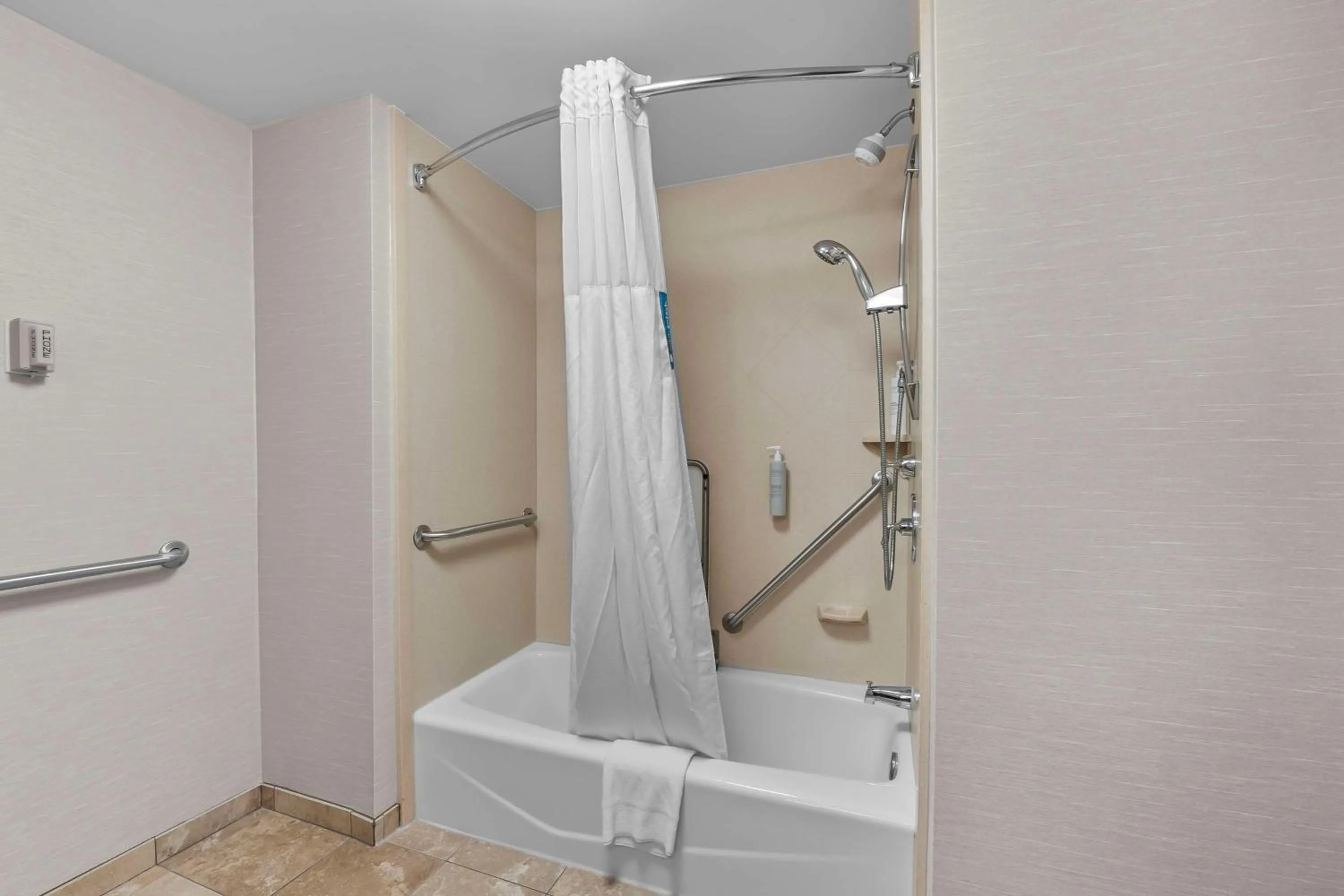 Bathroom in Hampton Inn & Suites - Saint Louis South Interstate 55