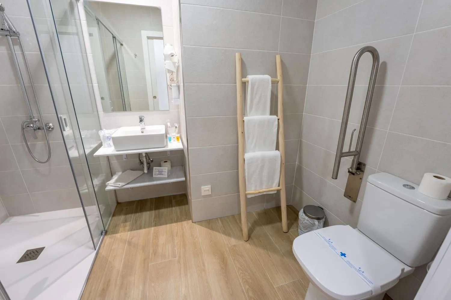 Shower in Hostal Romerito