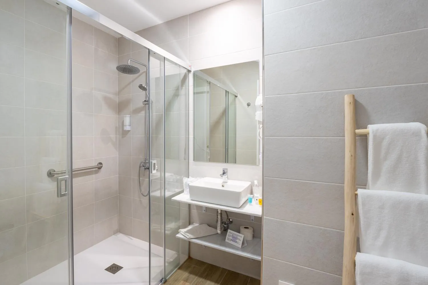 Shower in Hostal Romerito