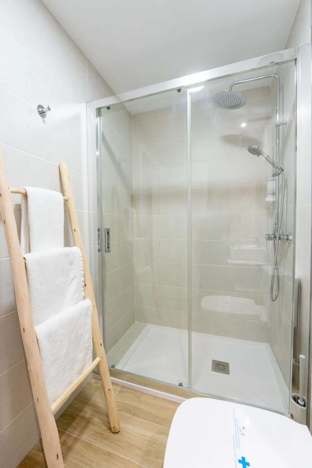 Shower in Hostal Romerito