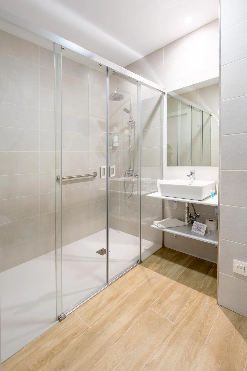 Shower in Hostal Romerito