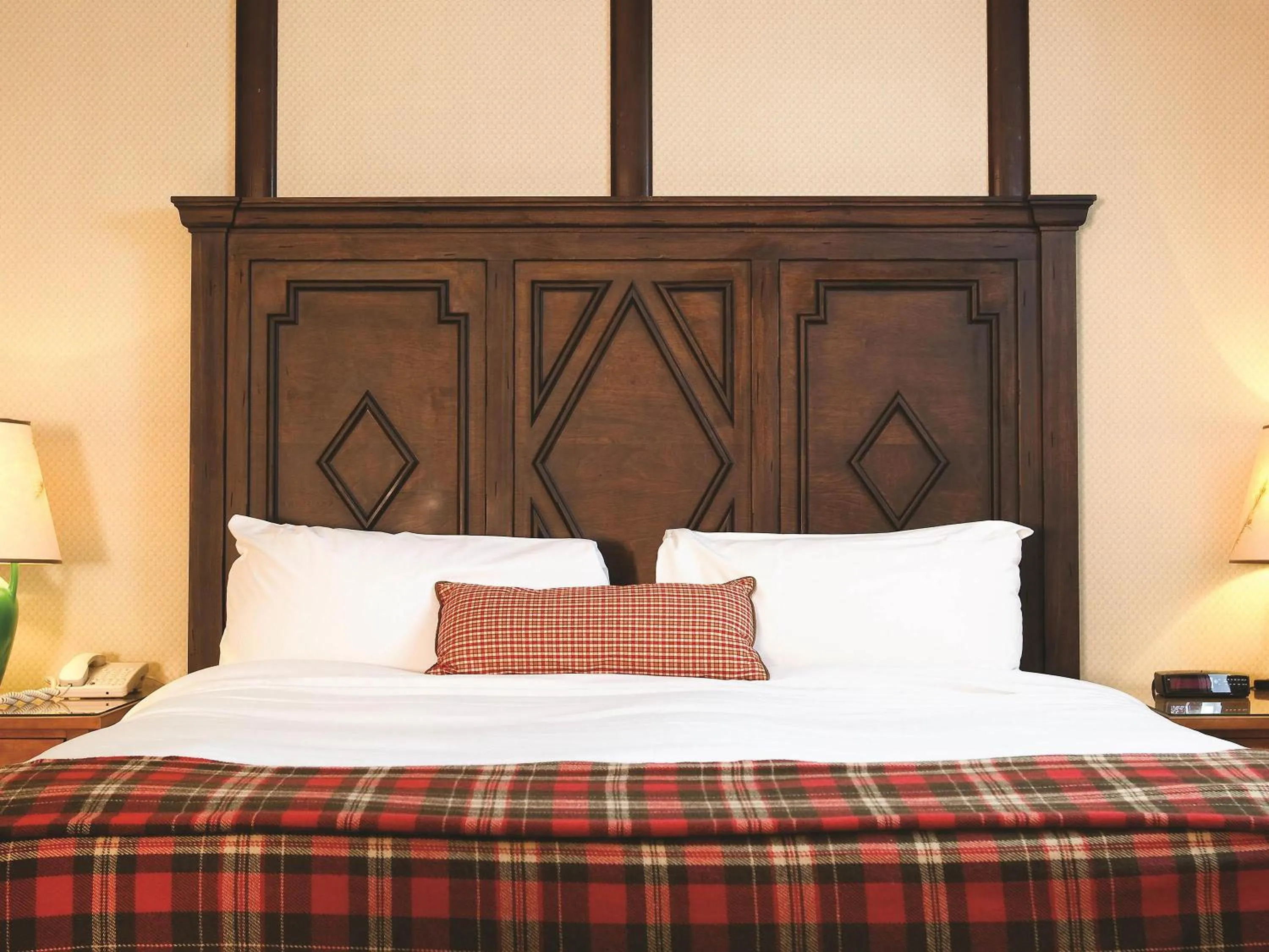 Photo of the whole room, Bed in Fairmont Le Chateau Montebello