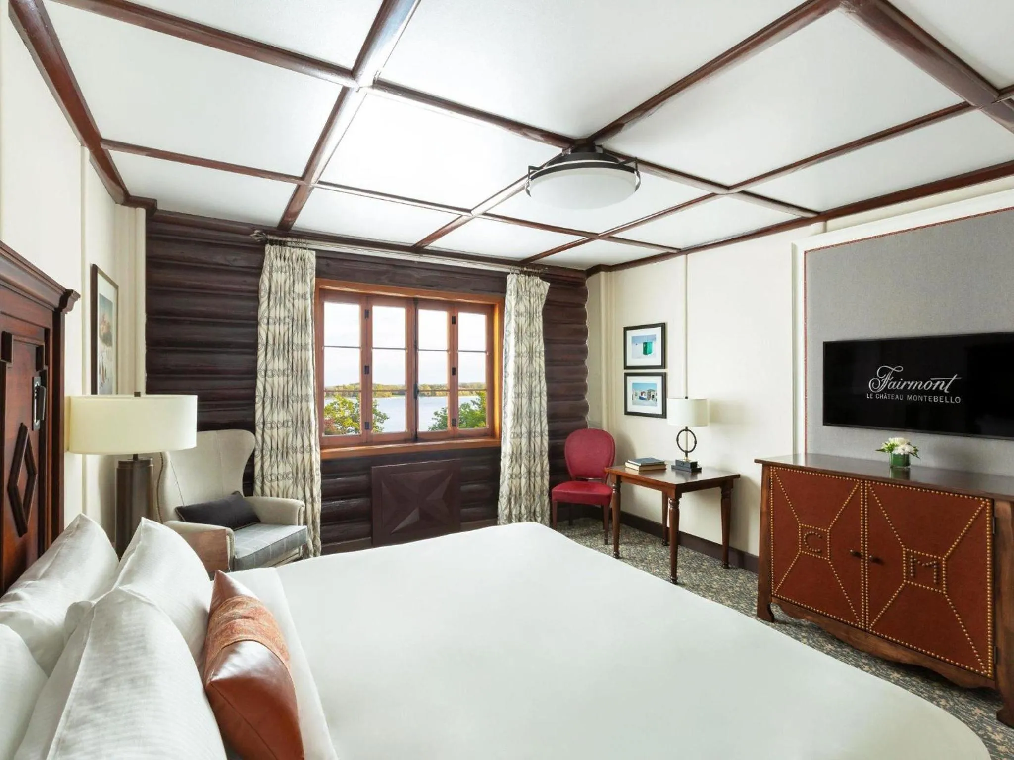 Bedroom, Bed in Fairmont Le Chateau Montebello