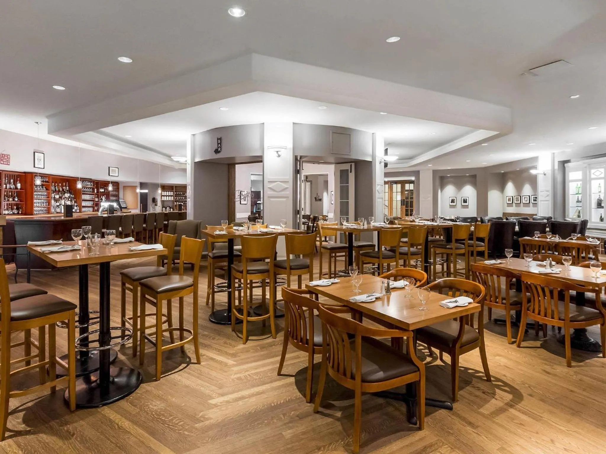 Lounge or bar in Fairmont Le Chateau Montebello