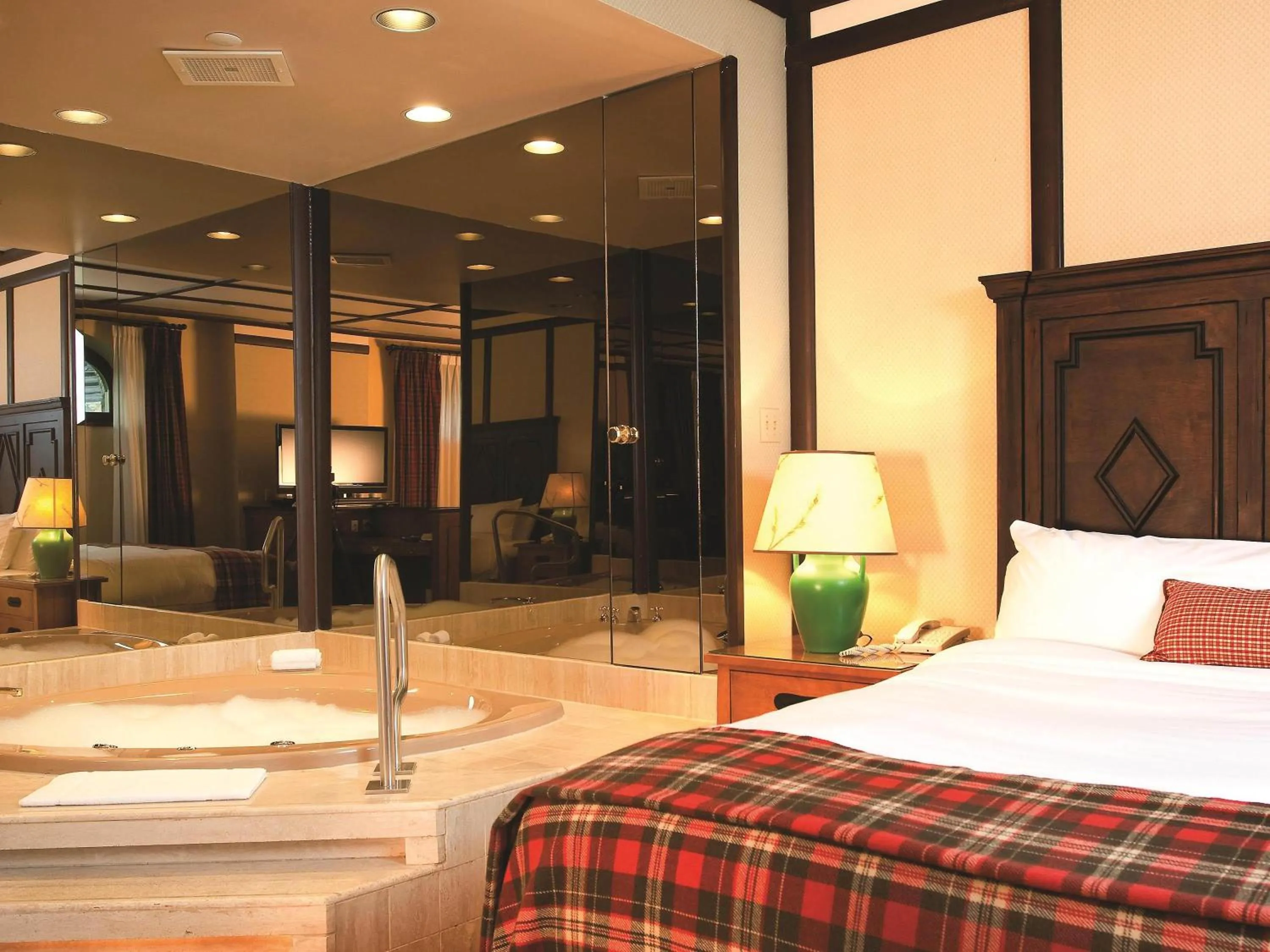 Photo of the whole room, Bed in Fairmont Le Chateau Montebello