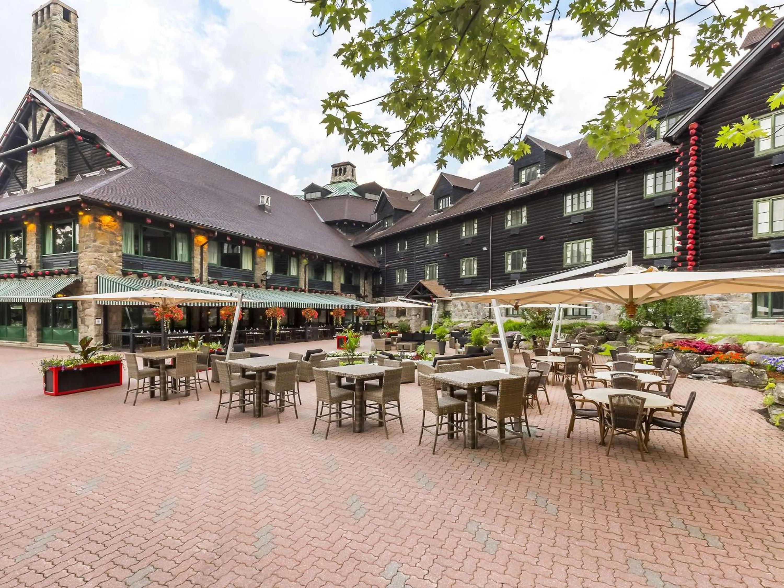 Restaurant/places to eat in Fairmont Le Chateau Montebello
