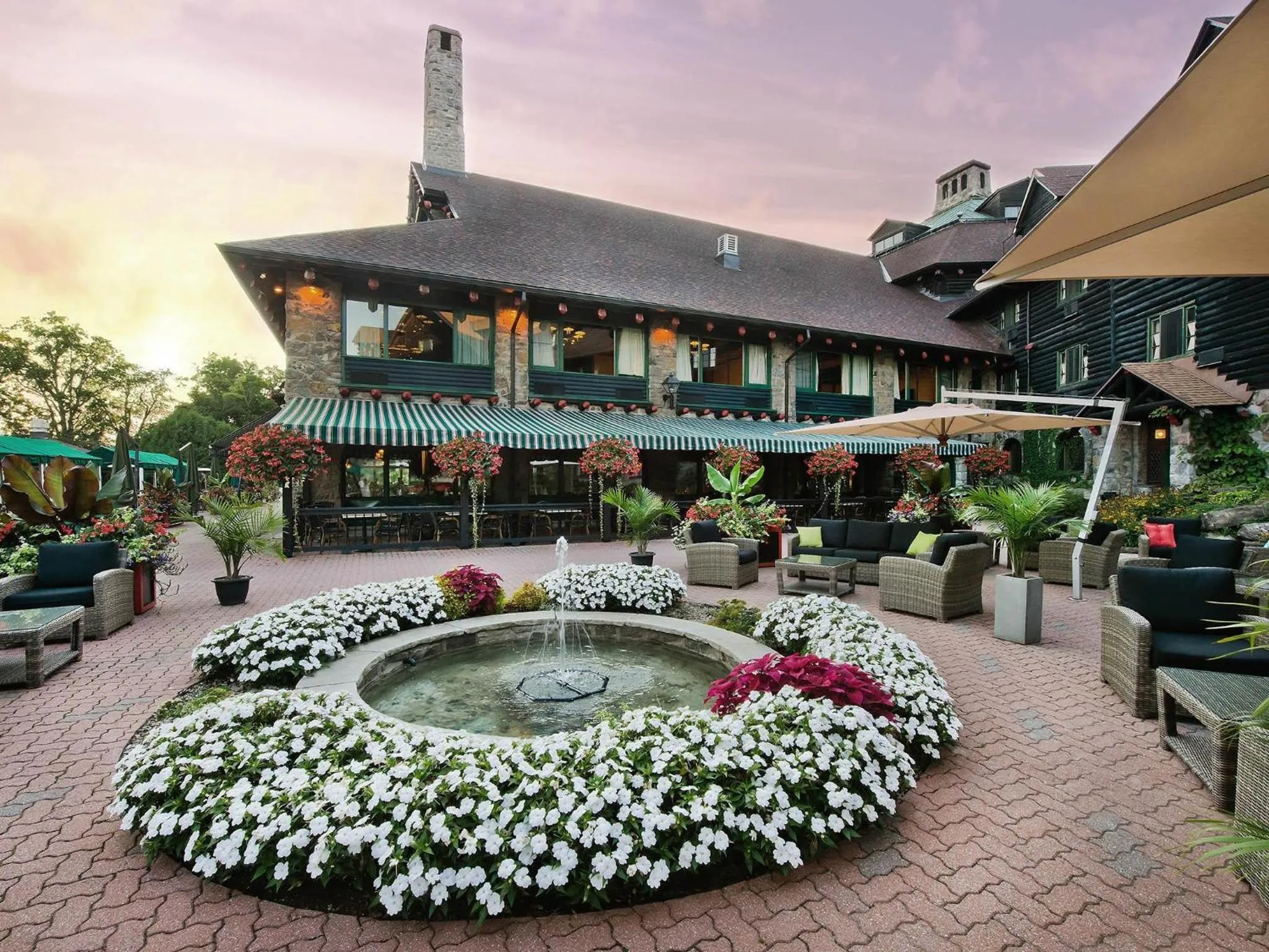 Lounge or bar in Fairmont Le Chateau Montebello